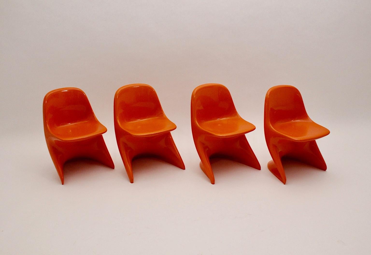 Space Age Kunststoff Vier orangefarbene Stapelstühle für Kinder 1970er Casalino im Angebot 7
