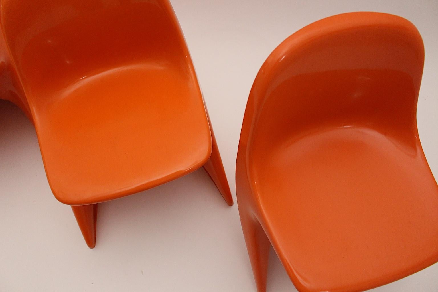 Space Age Kunststoff Vier orangefarbene Stapelstühle für Kinder 1970er Casalino im Angebot 12