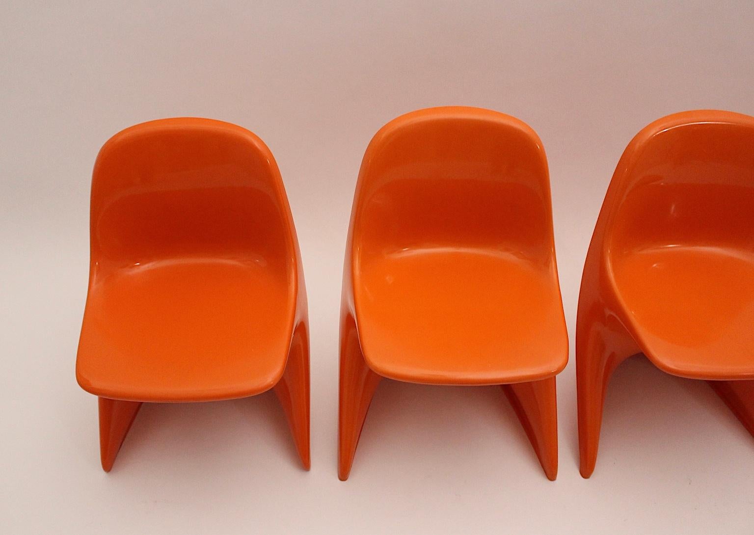 Space Age Kunststoff Vier orangefarbene Stapelstühle für Kinder 1970er Casalino im Angebot 13