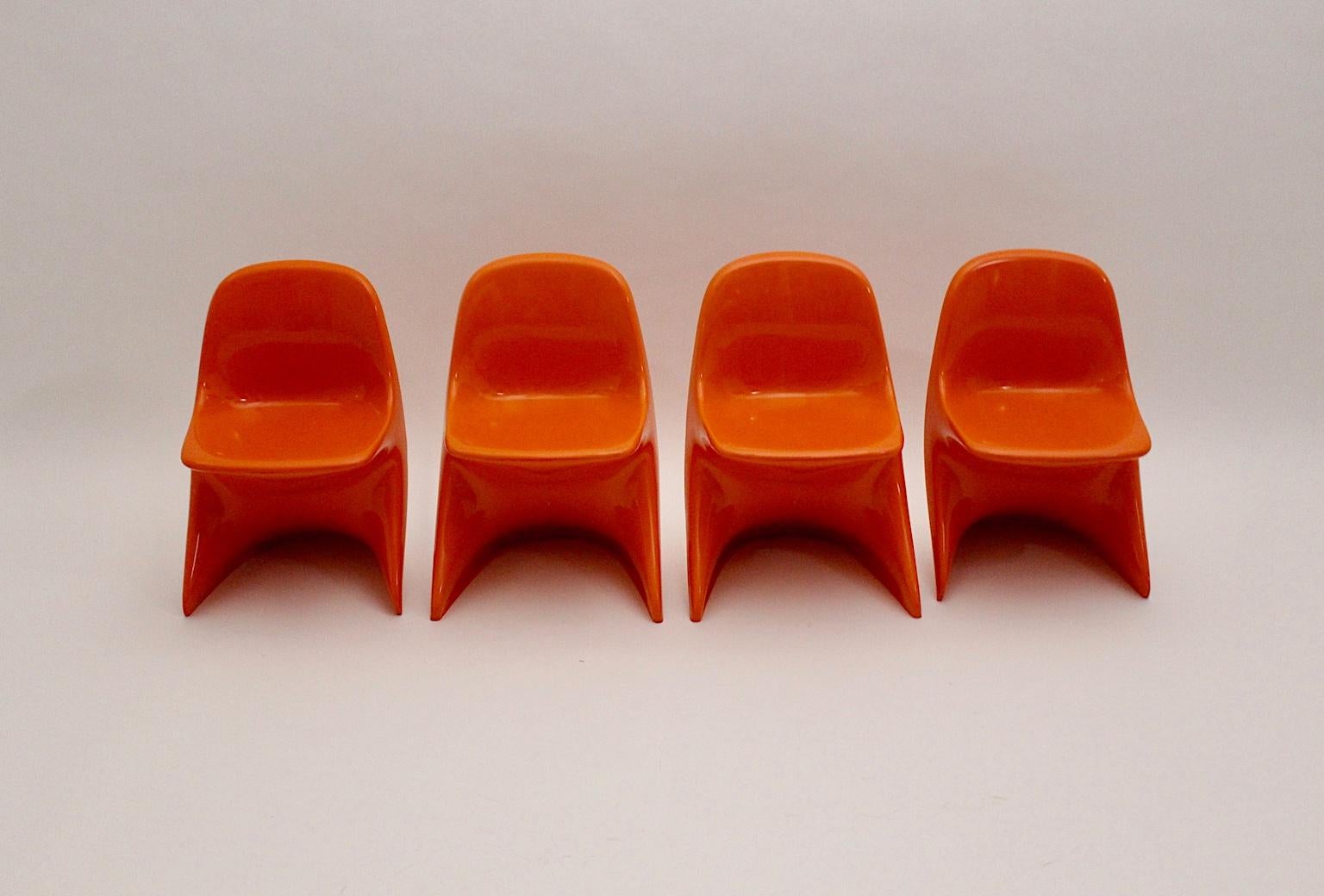 Space Age Kunststoff Vier orangefarbene Stapelstühle für Kinder 1970er Casalino (Deutsch) im Angebot