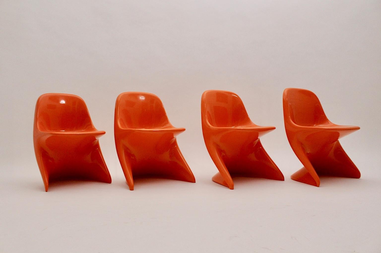 Space Age Kunststoff Vier orangefarbene Stapelstühle für Kinder 1970er Casalino im Angebot 1