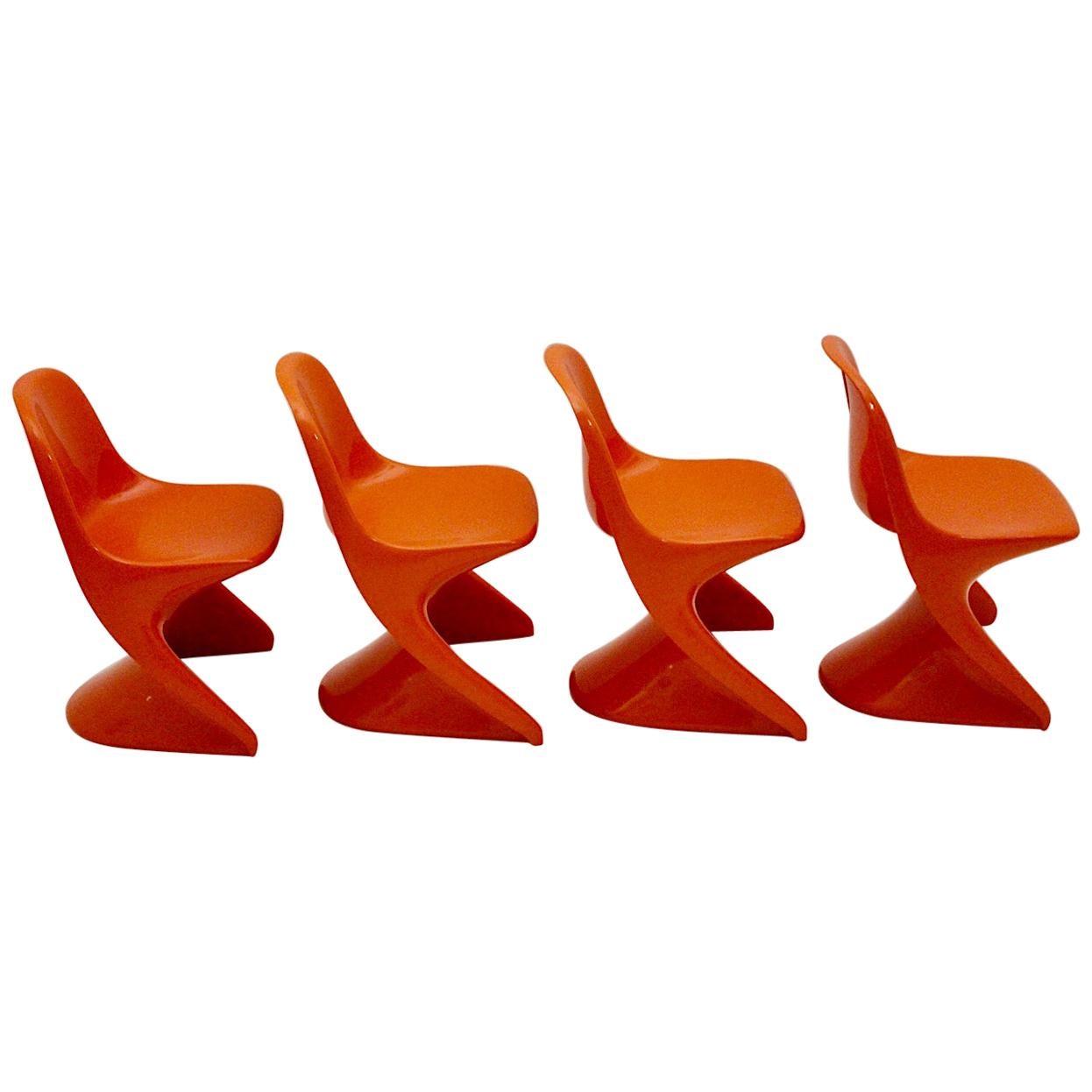 Quatre chaises empilables orange vintage en plastique de l'ère spatiale pour enfants Casalino, années 1970