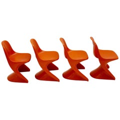 Quatre chaises empilables orange vintage en plastique de l'ère spatiale pour enfants Casalino, années 1970