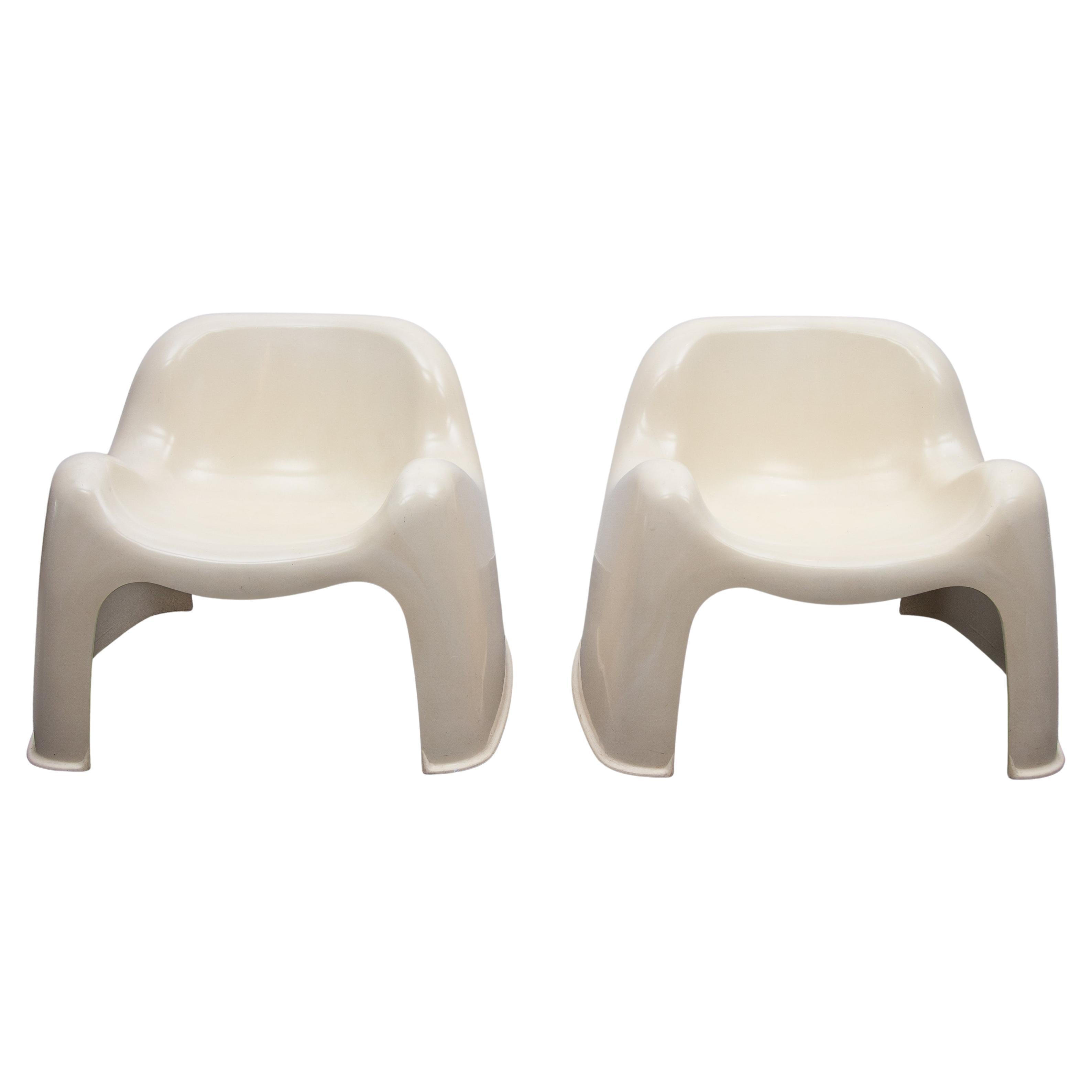 Un sillón de fibra de plástico orgánico moldeado original de los años sesenta, modelo 