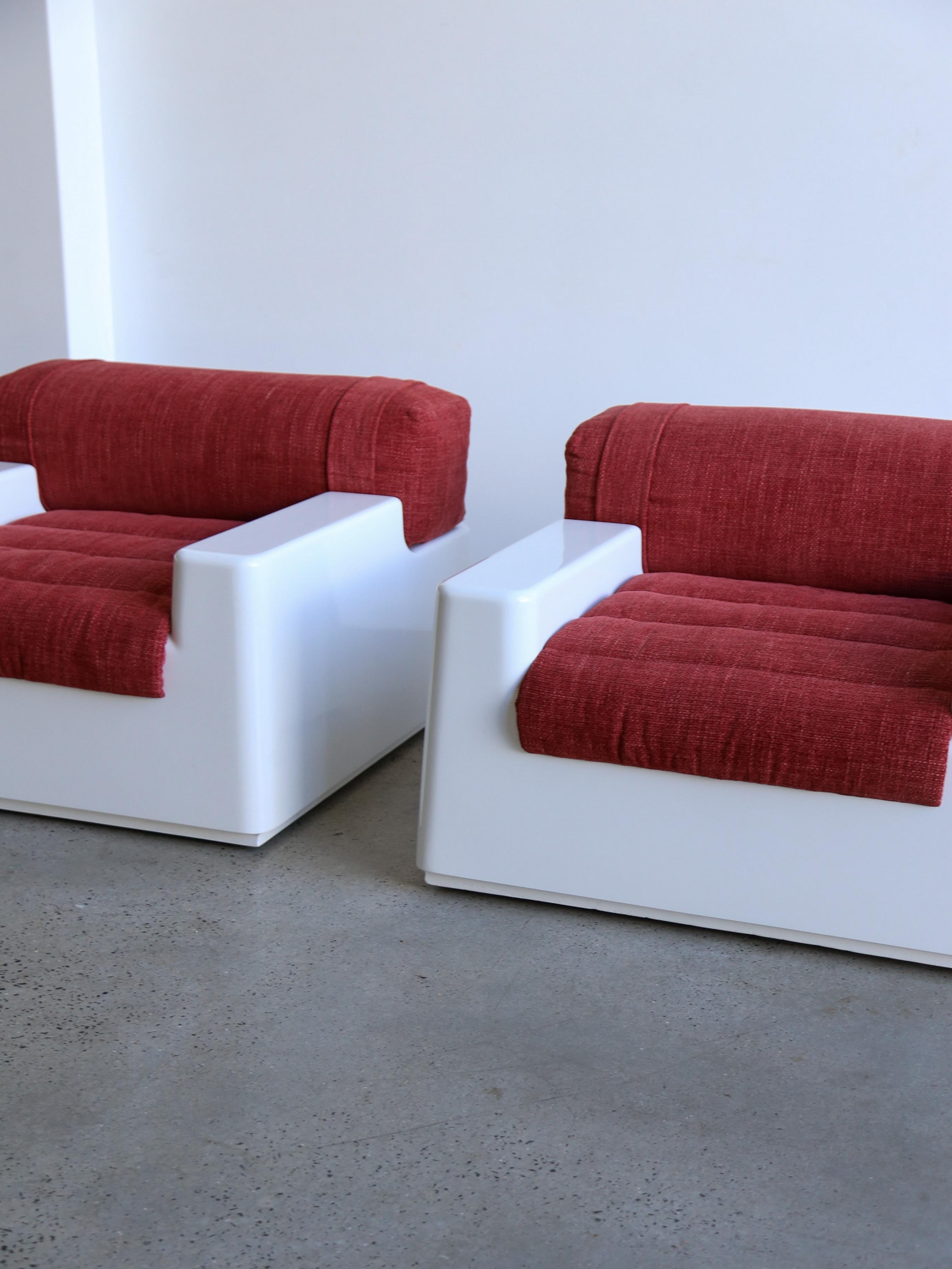 Ensemble de deux fauteuils en fibre de verre blanche de l'ère spatiale avec lit extraordinaire en vente 3