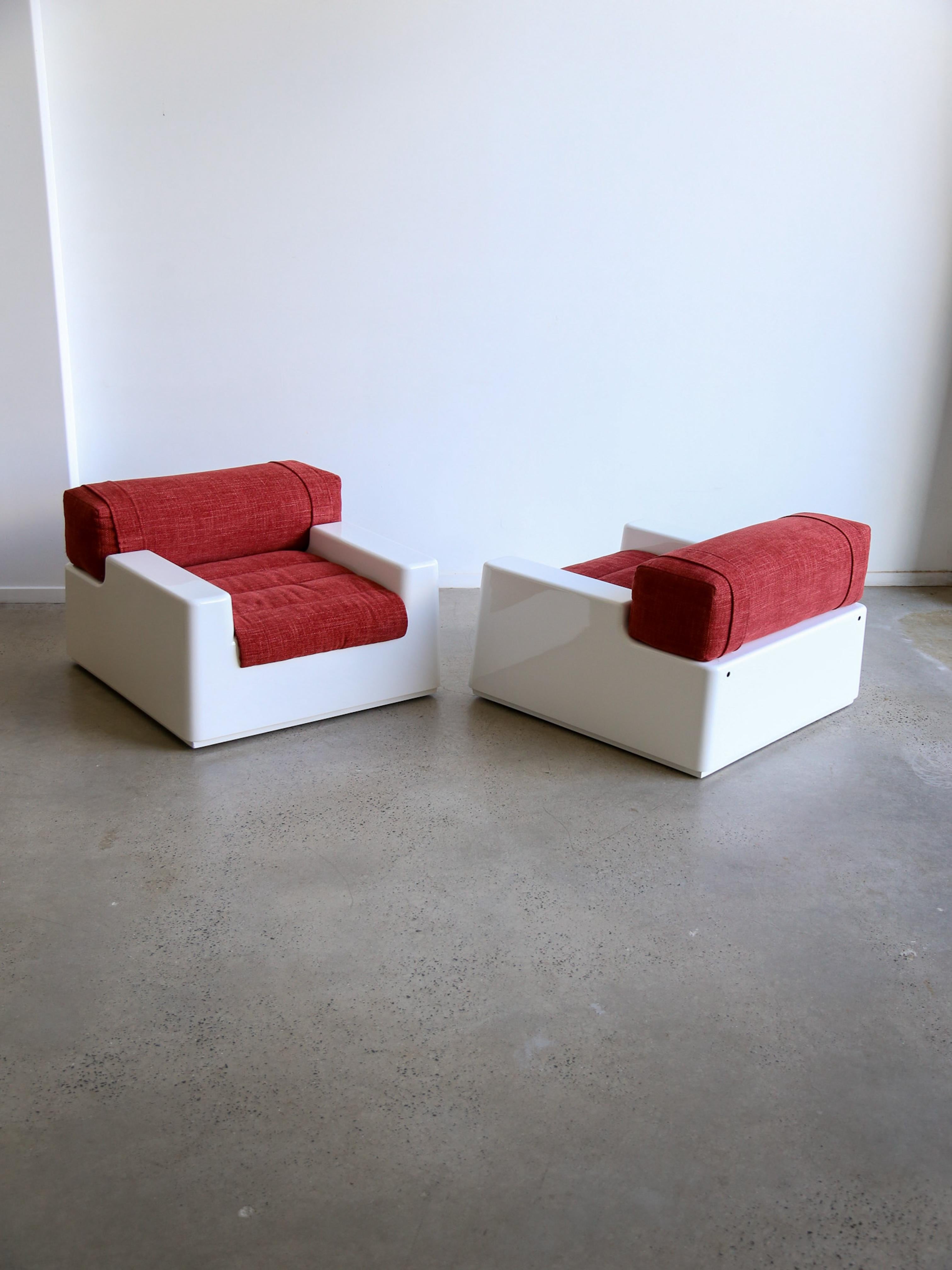 Ensemble de deux fauteuils en fibre de verre blanche de l'ère spatiale avec lit extraordinaire en vente 4