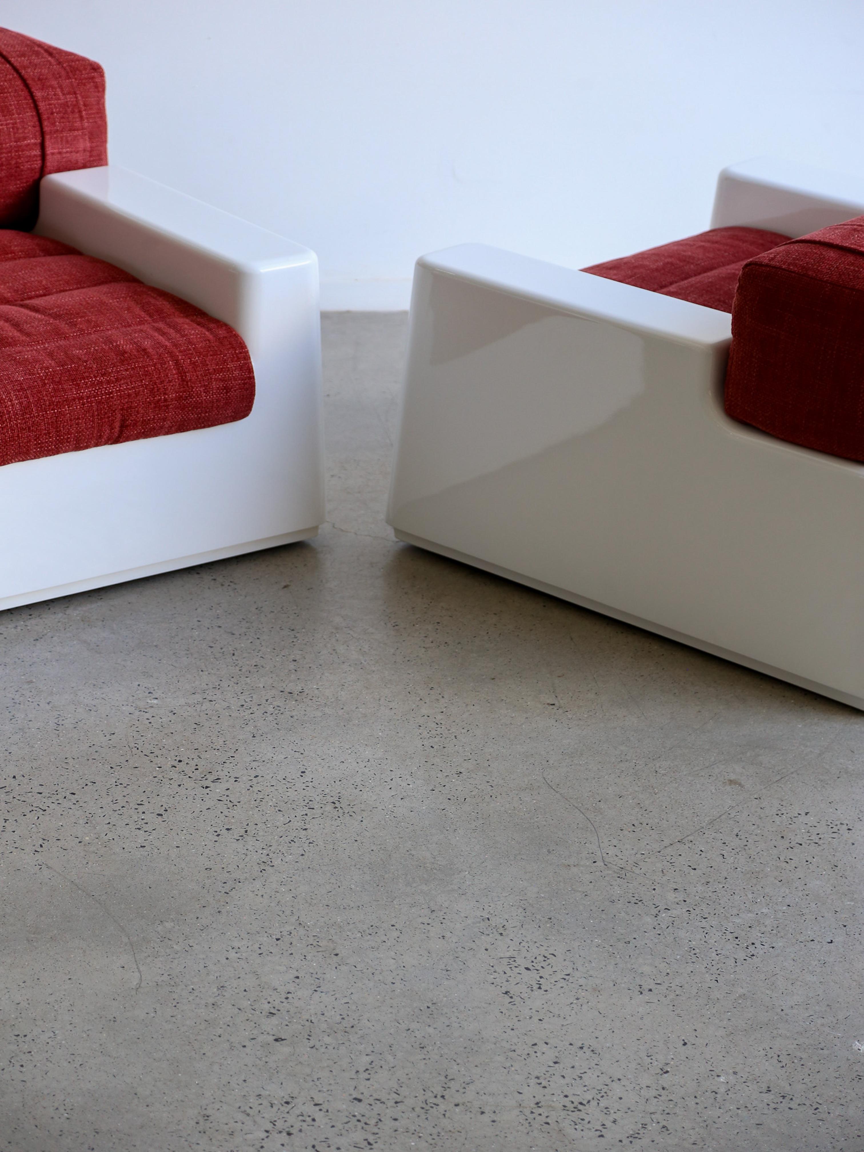 Ensemble de deux fauteuils en fibre de verre blanche de l'ère spatiale avec lit extraordinaire en vente 5