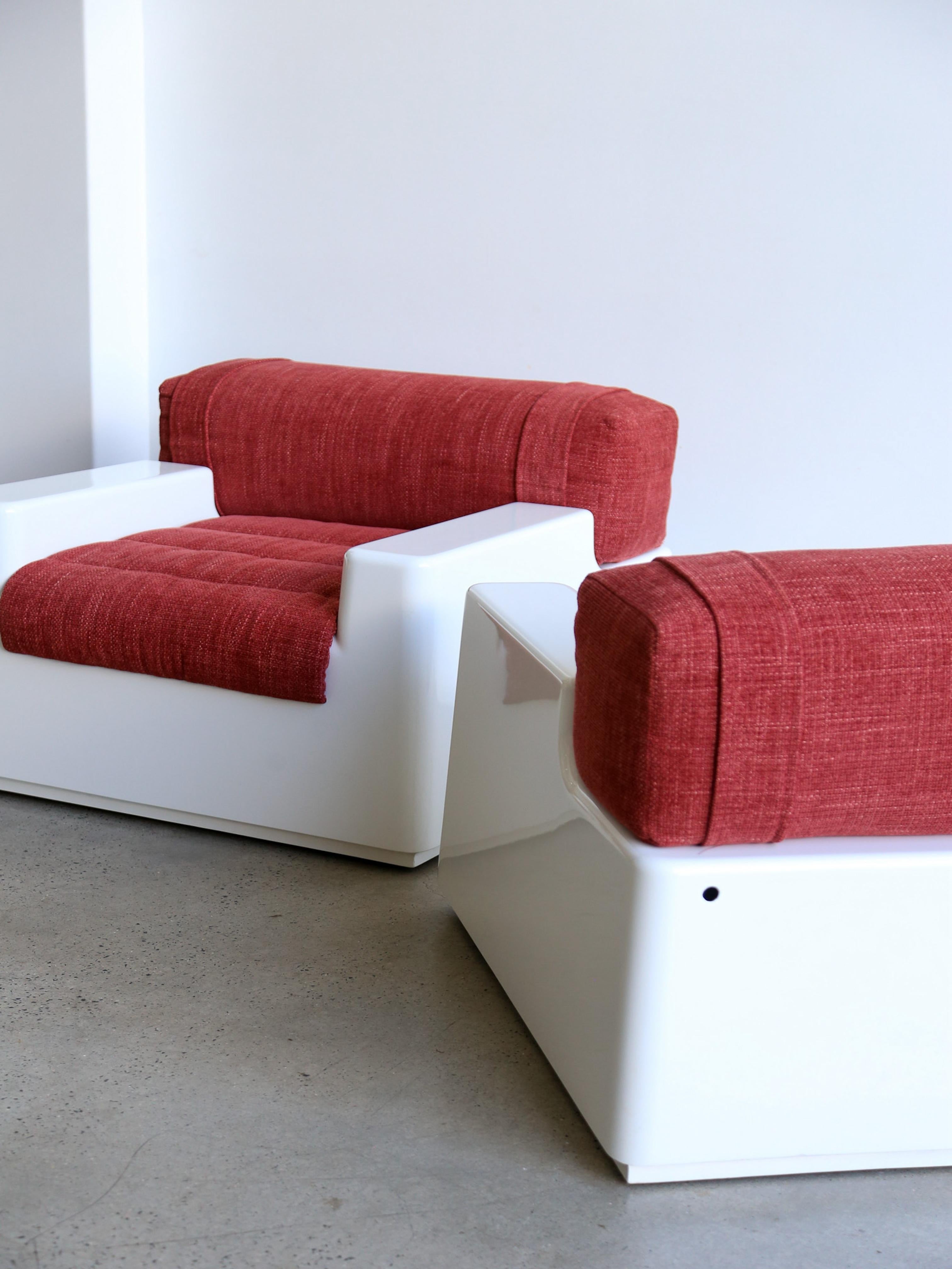Ensemble de deux fauteuils en fibre de verre blanche de l'ère spatiale avec lit extraordinaire en vente 6
