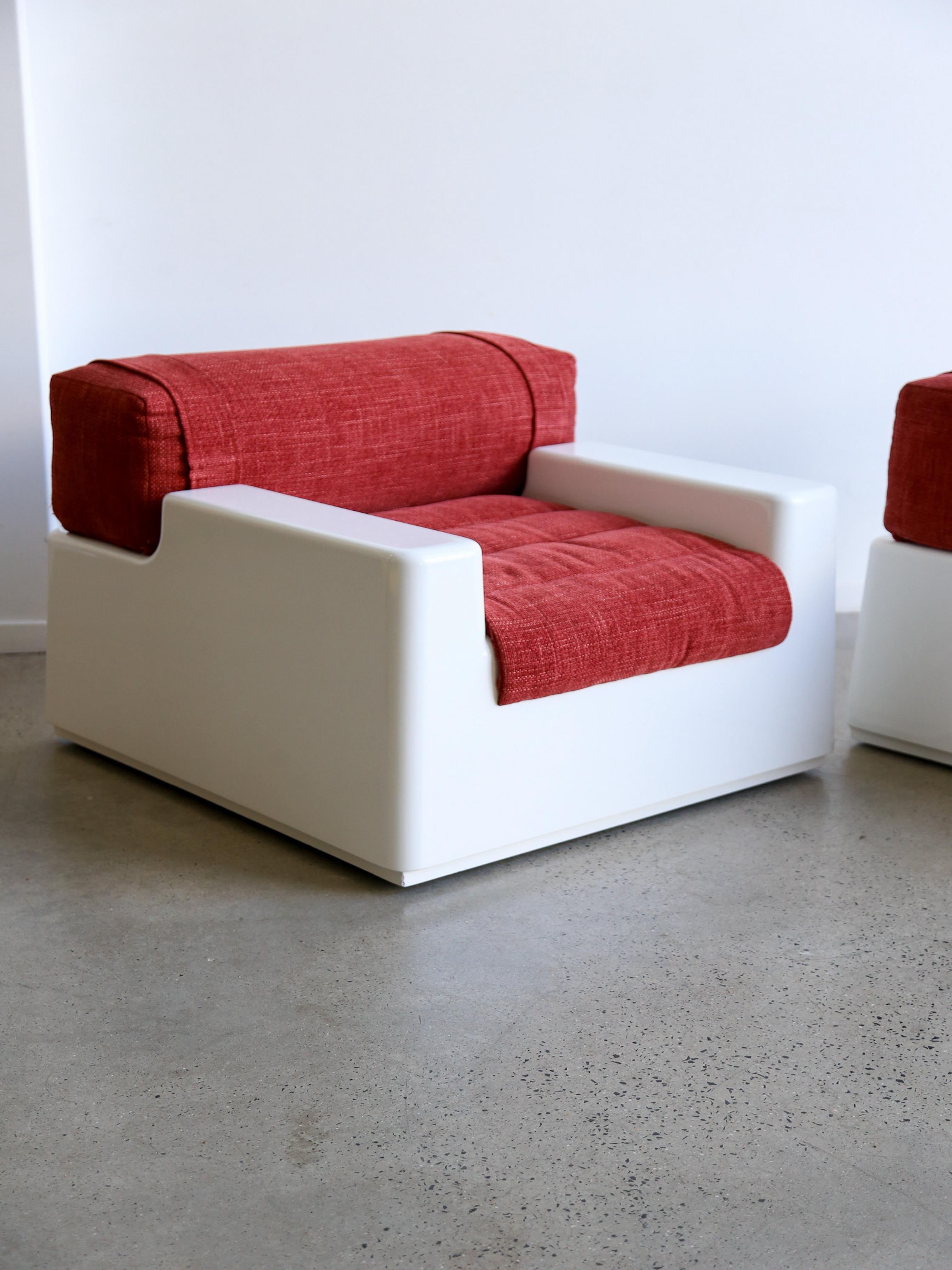 Ensemble de deux fauteuils en fibre de verre blanche de l'ère spatiale avec lit extraordinaire en vente 7