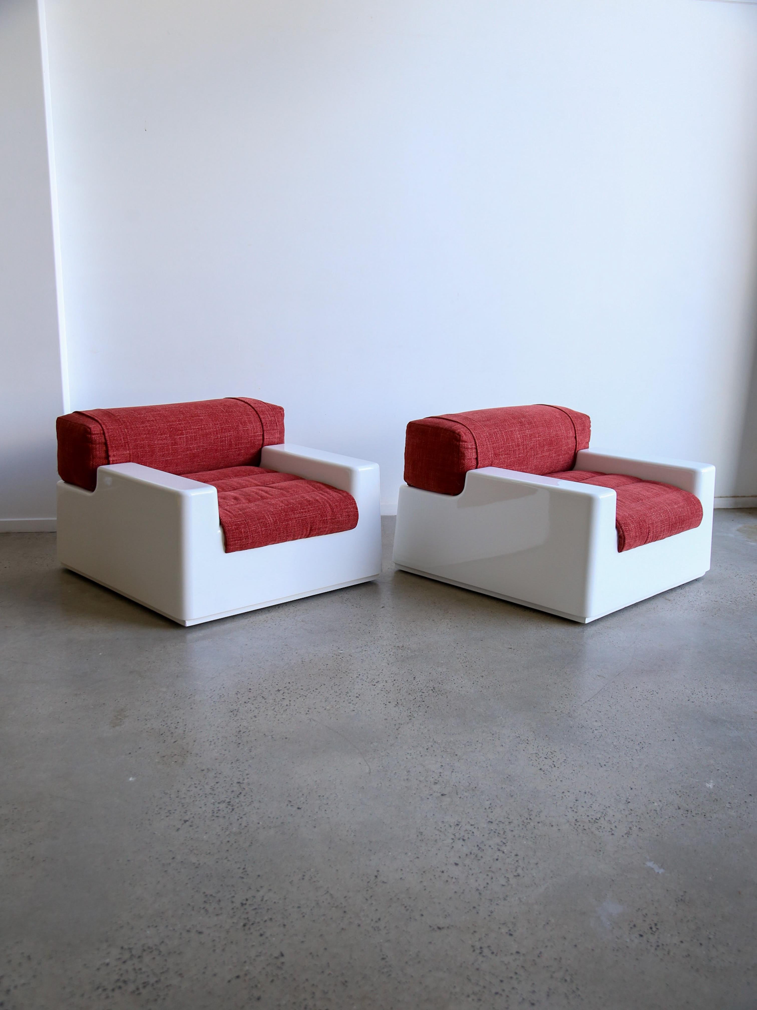 Ensemble de deux fauteuils en fibre de verre blanche de l'ère spatiale avec lit extraordinaire en vente 8
