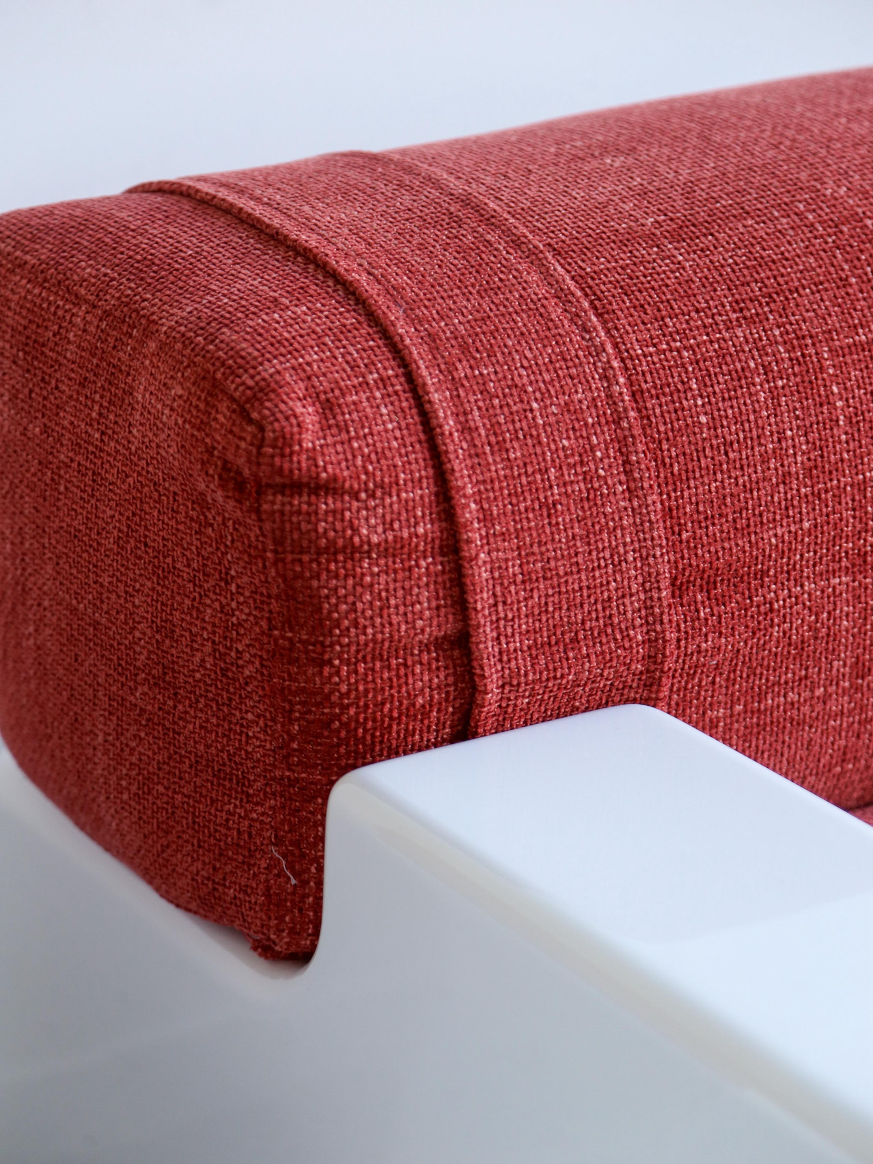 Ensemble de deux fauteuils en fibre de verre blanche de l'ère spatiale avec lit extraordinaire en vente 9