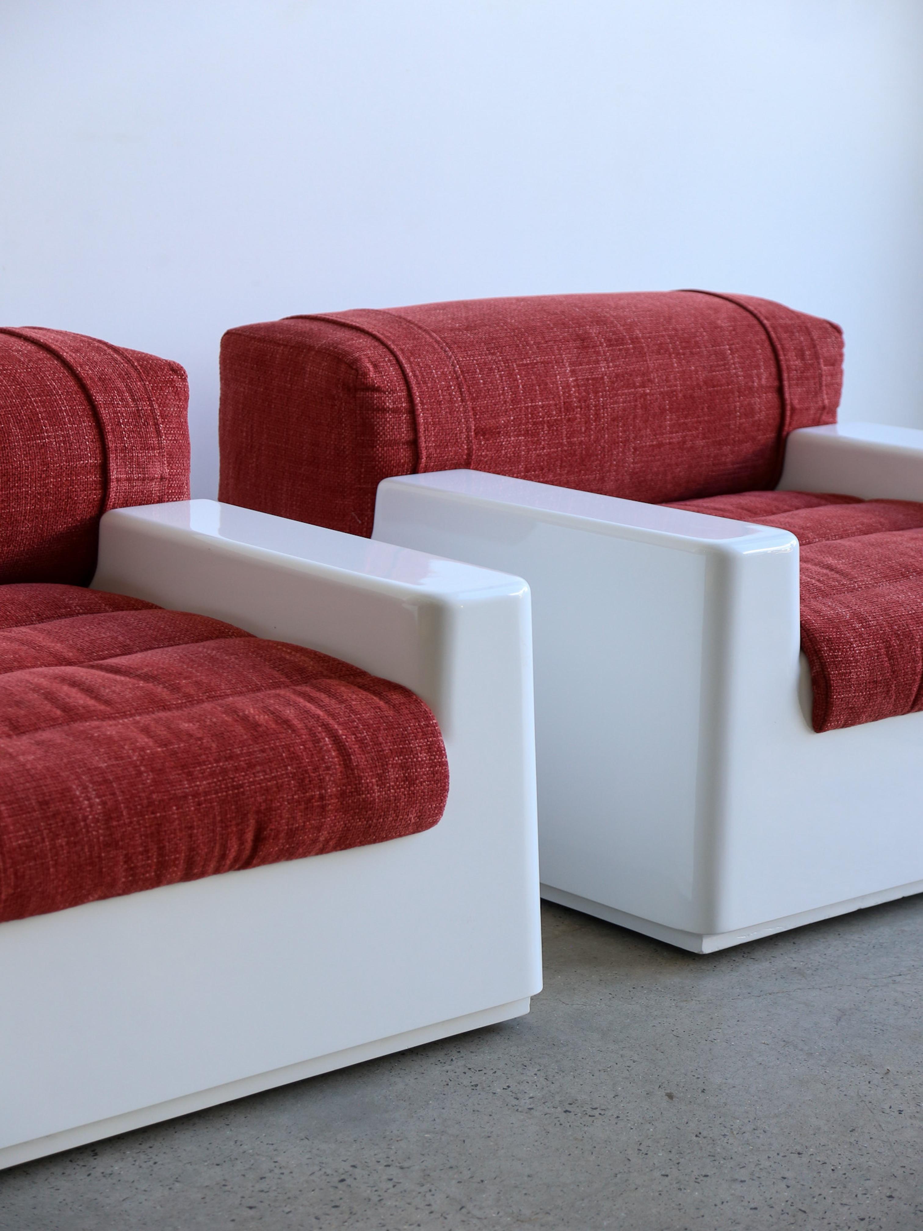 Ensemble de deux fauteuils en fibre de verre blanche de l'ère spatiale avec lit extraordinaire en vente 11