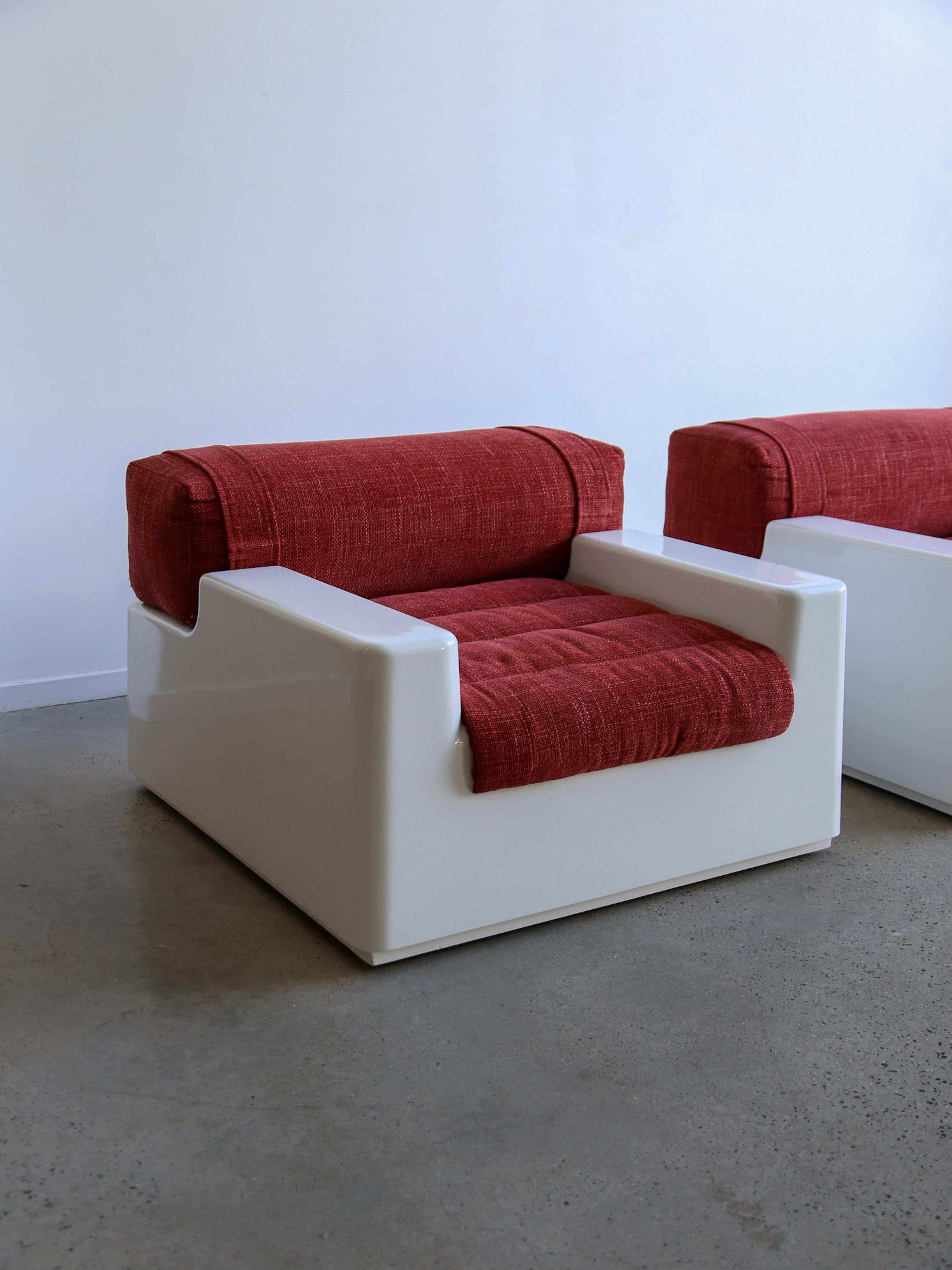Ensemble de deux fauteuils en fibre de verre blanche de l'ère spatiale avec lit extraordinaire en vente 12