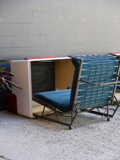 Set di due poltrone in fibra di vetro bianca con letto estraibile