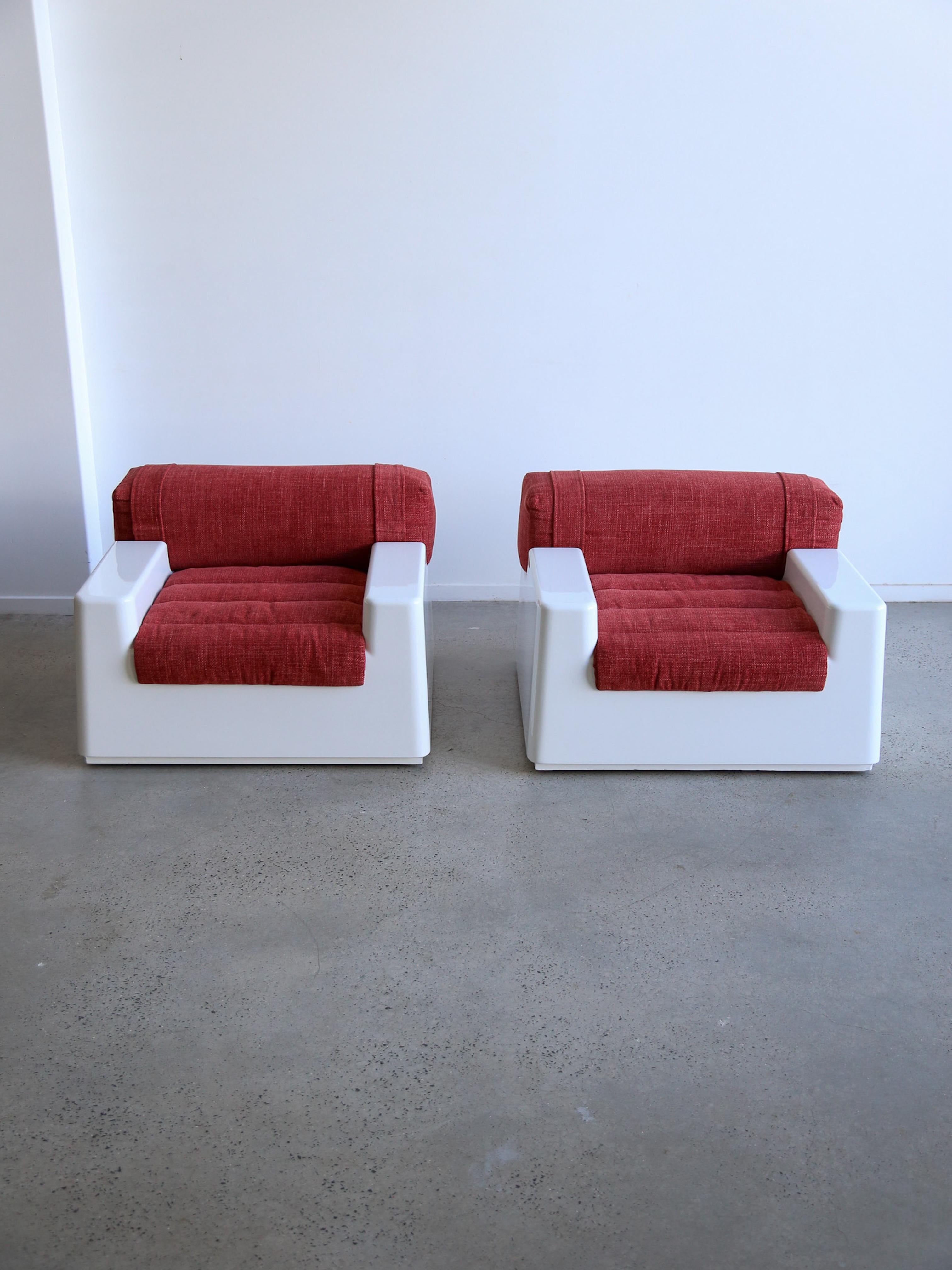 Ensemble de deux fauteuils en fibre de verre blanche de l'ère spatiale avec lit extraordinaire en vente 13