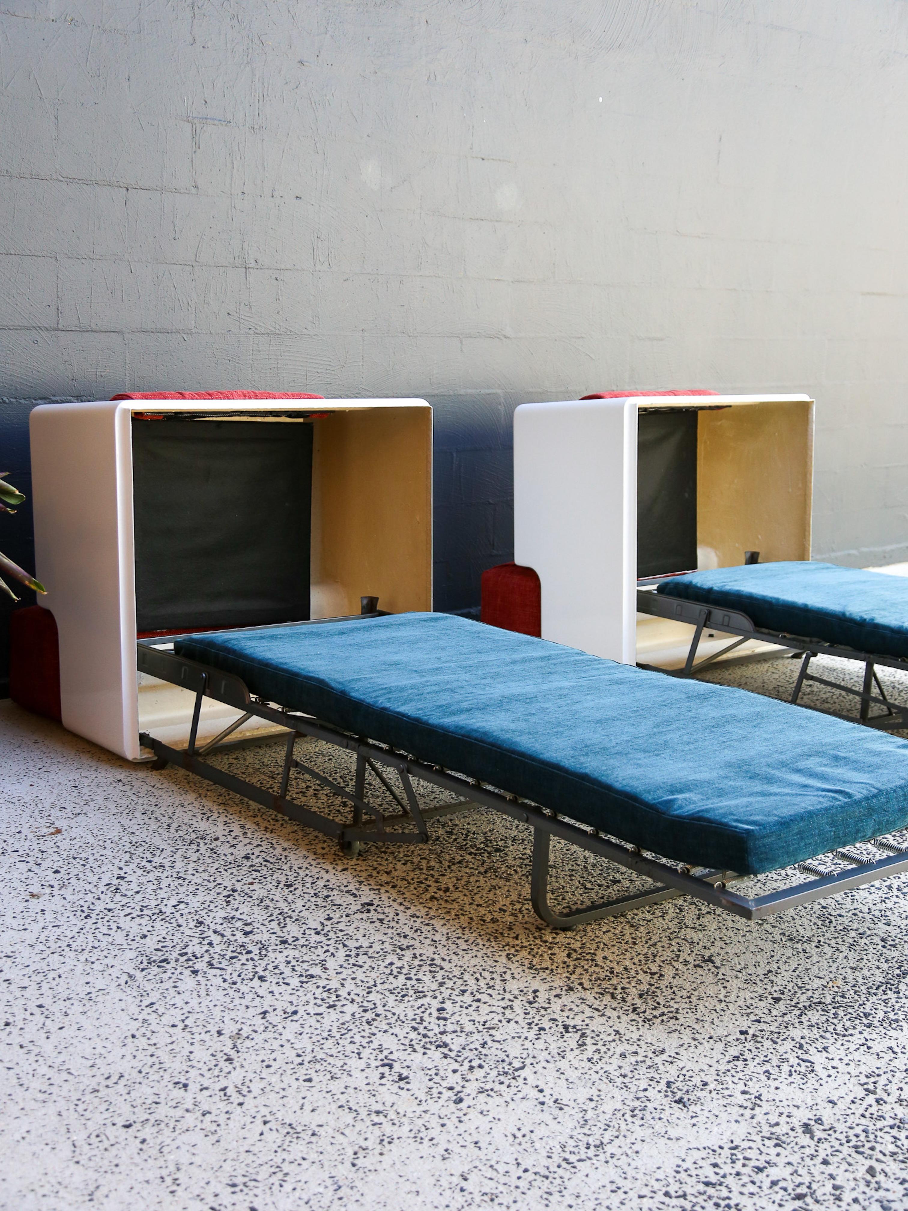Ère spatiale Ensemble de deux fauteuils en fibre de verre blanche de l'ère spatiale avec lit extraordinaire en vente