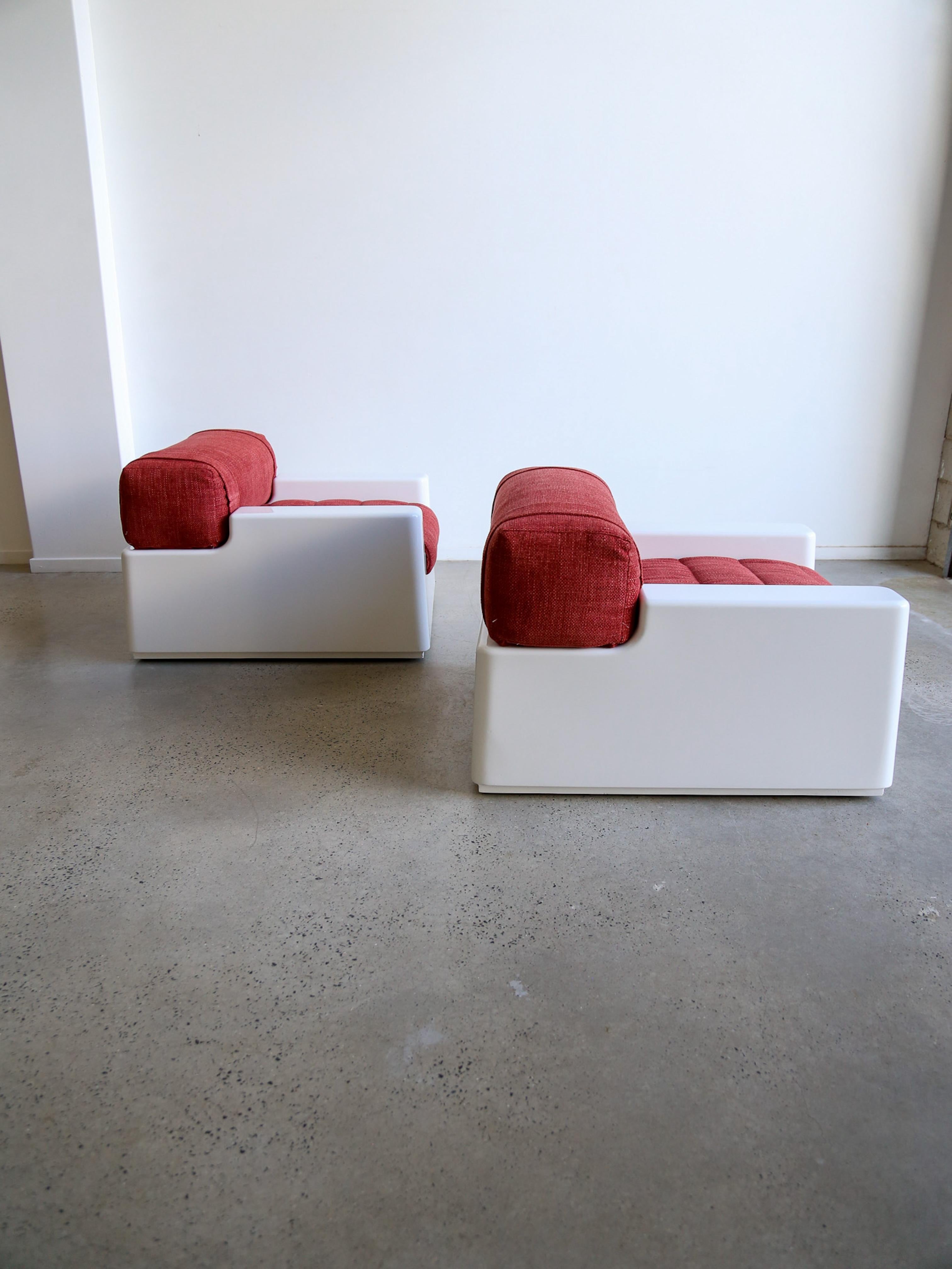 italien Ensemble de deux fauteuils en fibre de verre blanche de l'ère spatiale avec lit extraordinaire en vente