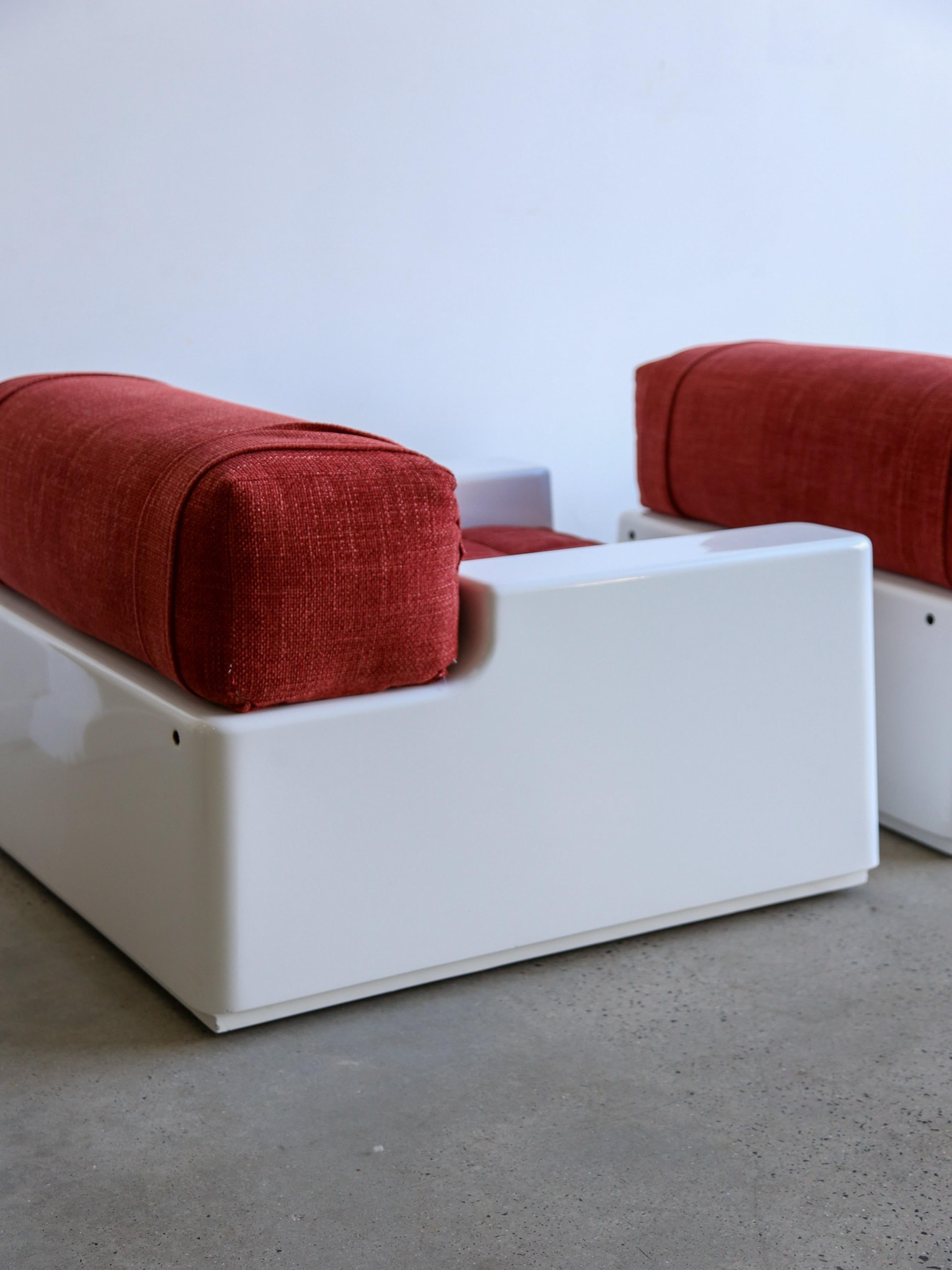 Métal Ensemble de deux fauteuils en fibre de verre blanche de l'ère spatiale avec lit extraordinaire en vente