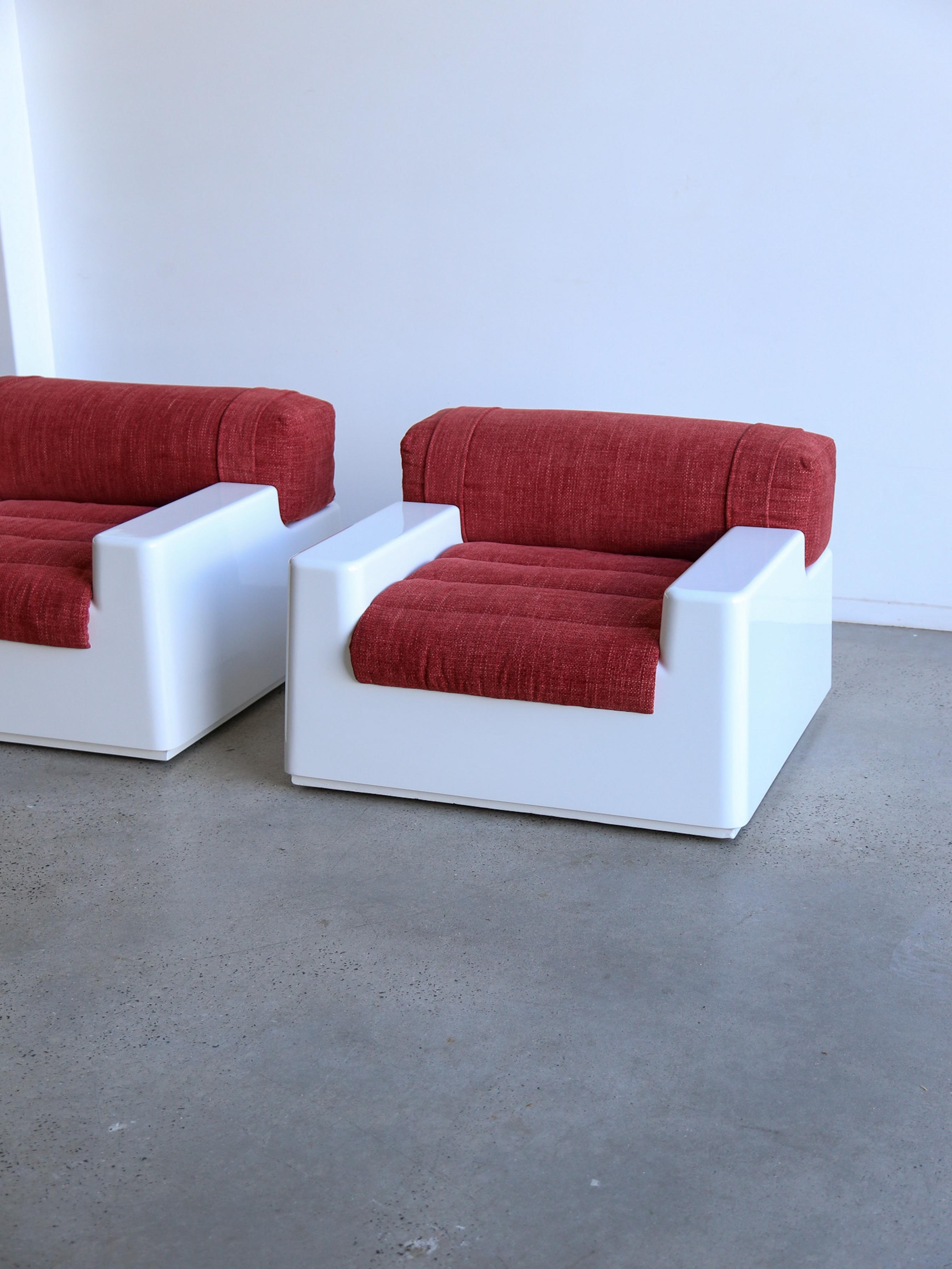 Ensemble de deux fauteuils en fibre de verre blanche de l'ère spatiale avec lit extraordinaire en vente 1