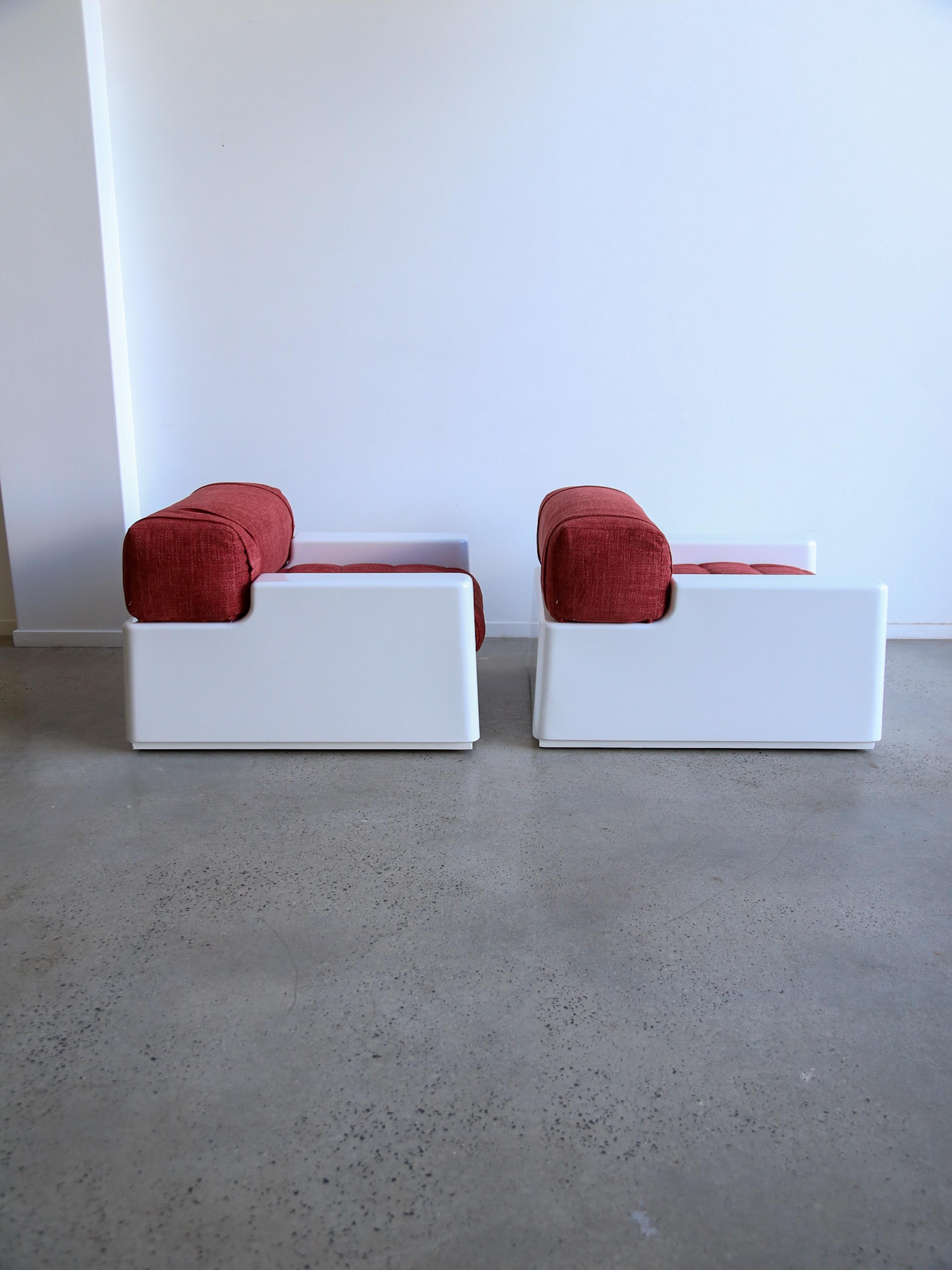 Ensemble de deux fauteuils en fibre de verre blanche de l'ère spatiale avec lit extraordinaire en vente 2