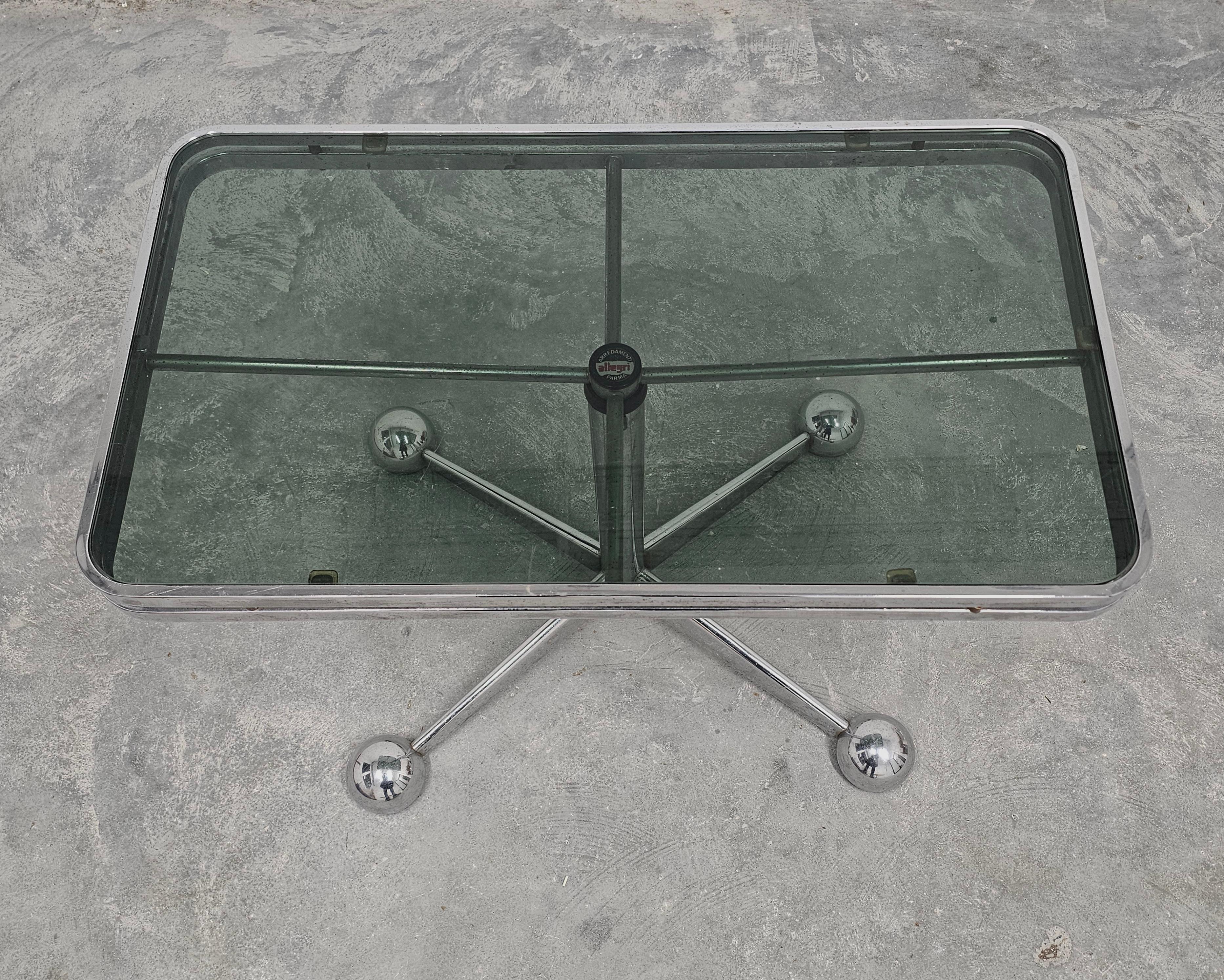 Dans cette annonce, vous trouverez une magnifique table d'appoint de l'ère spatiale fabriquée par Allegri, situé à Parma. La table est l'une des pièces emblématiques du design de l'ère spatiale, avec un pied en forme d'atome à 4 extrémités et un