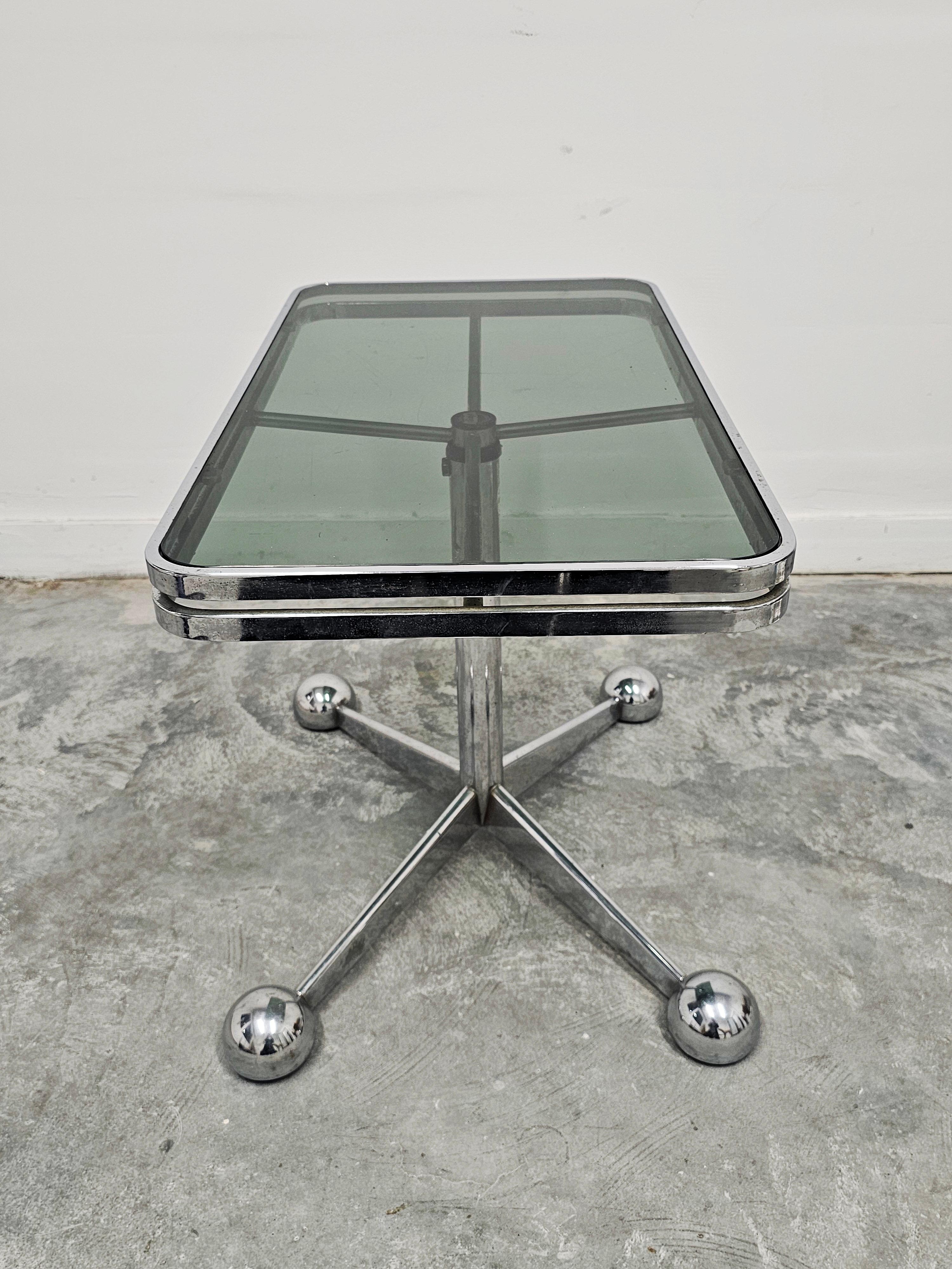 Ère spatiale Table d'appoint Space Age en chrome et verre teinté Allegri Parma en vente