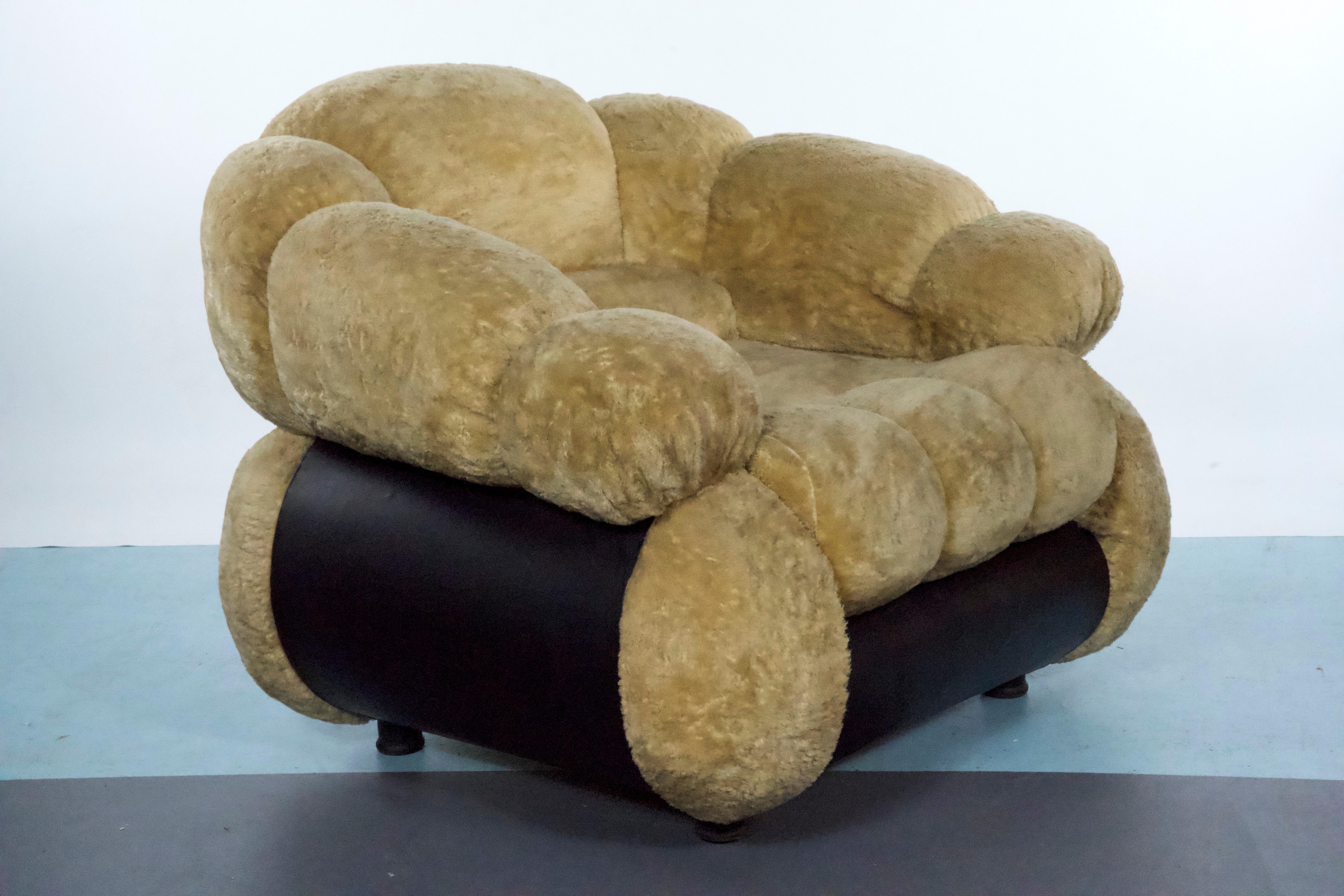 Space Age Single Armchair by Adriano Piazzesi, Cream Teddy Bear & Leatherette In Good Condition In Catania, CT