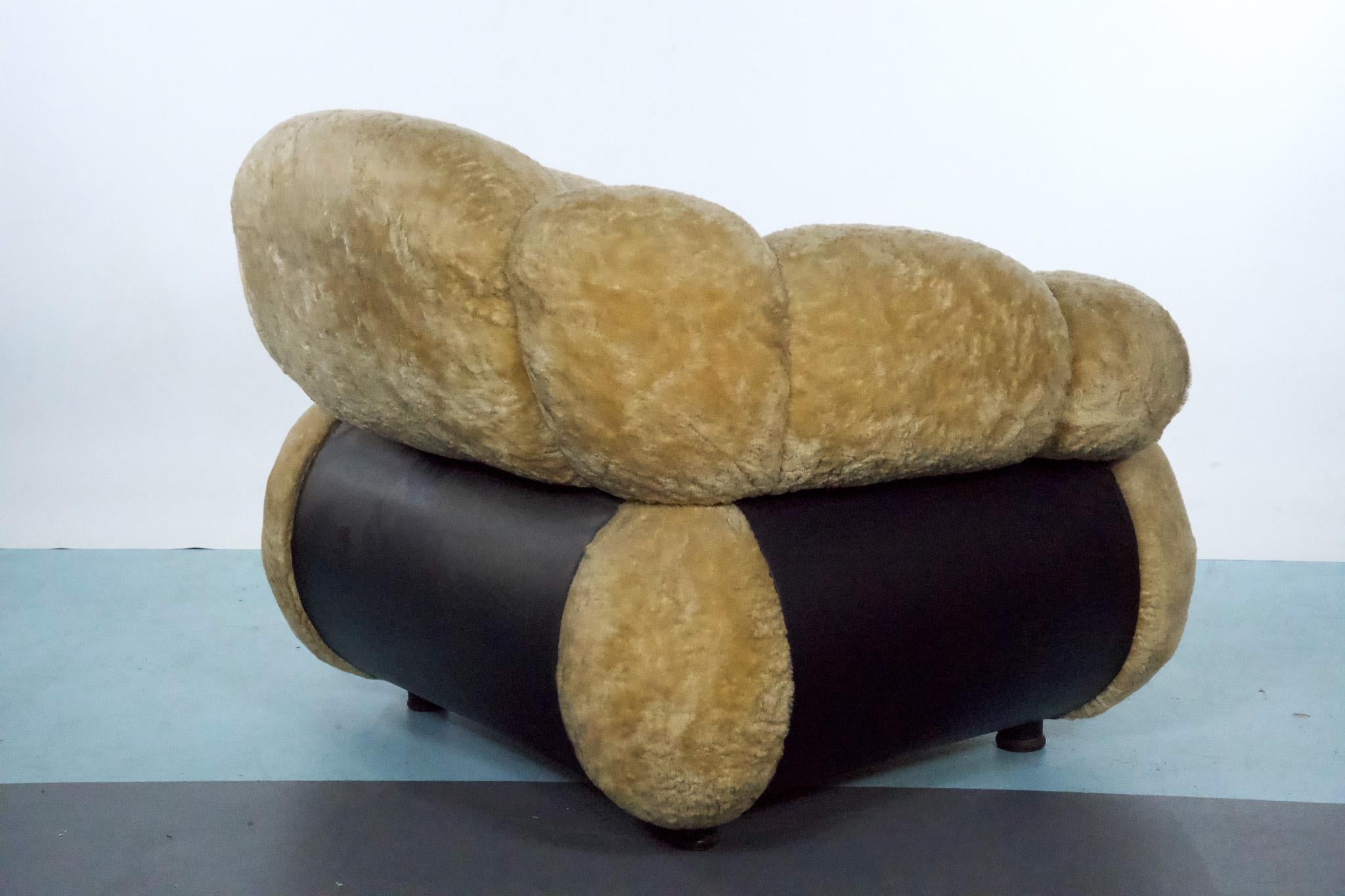 italien Fauteuil unique de Adriano Piazzesi, ours en peluche crème et cuirette de l'ère spatiale en vente
