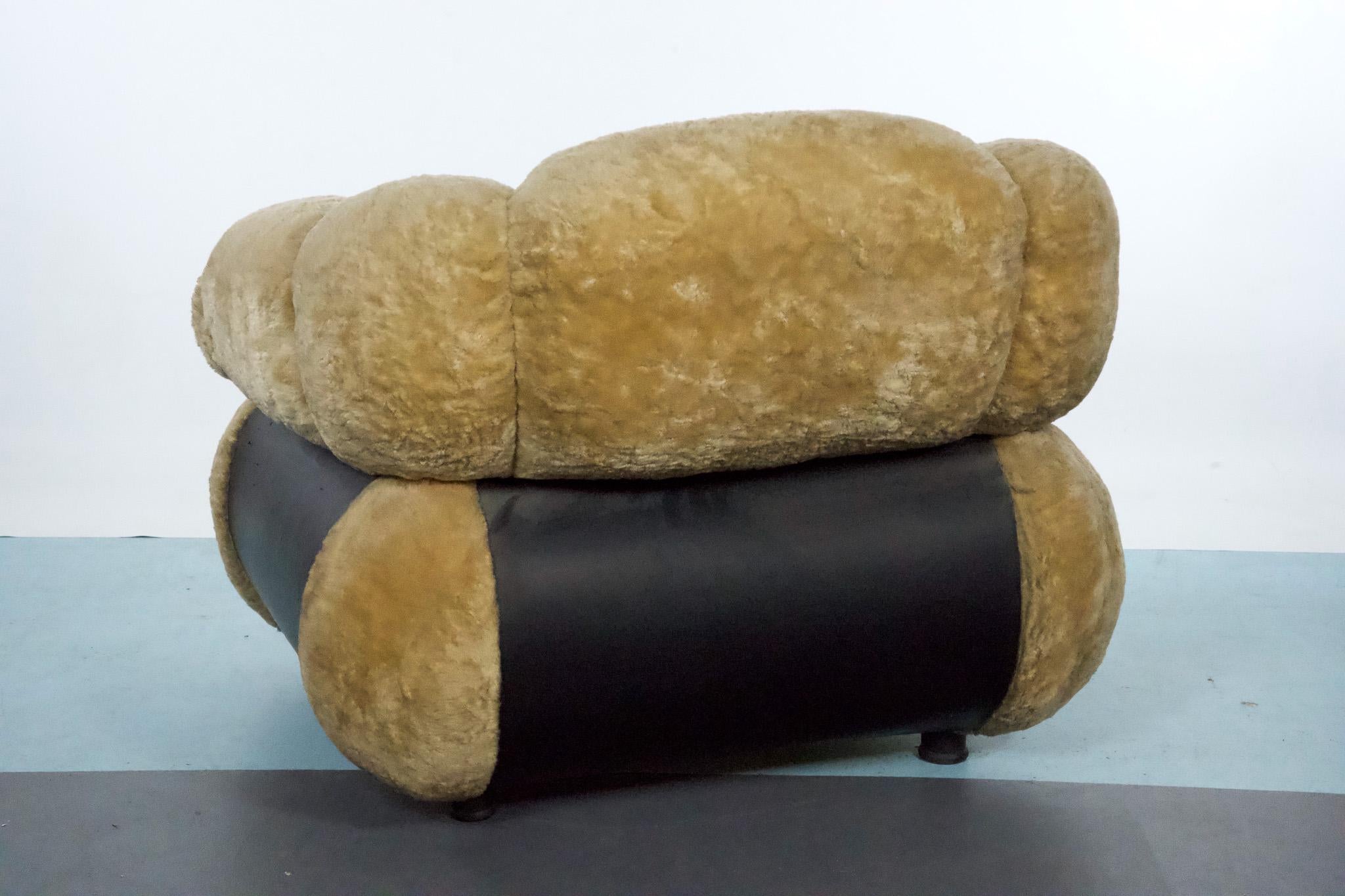 Fauteuil unique de Adriano Piazzesi, ours en peluche crème et cuirette de l'ère spatiale Bon état - En vente à Catania, CT