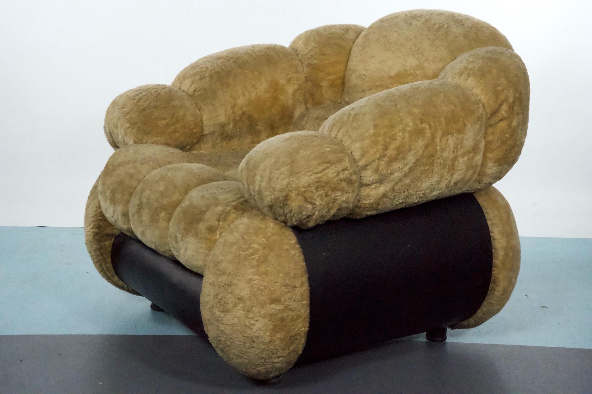 Tissu Fauteuil unique de Adriano Piazzesi, ours en peluche crème et cuirette de l'ère spatiale en vente