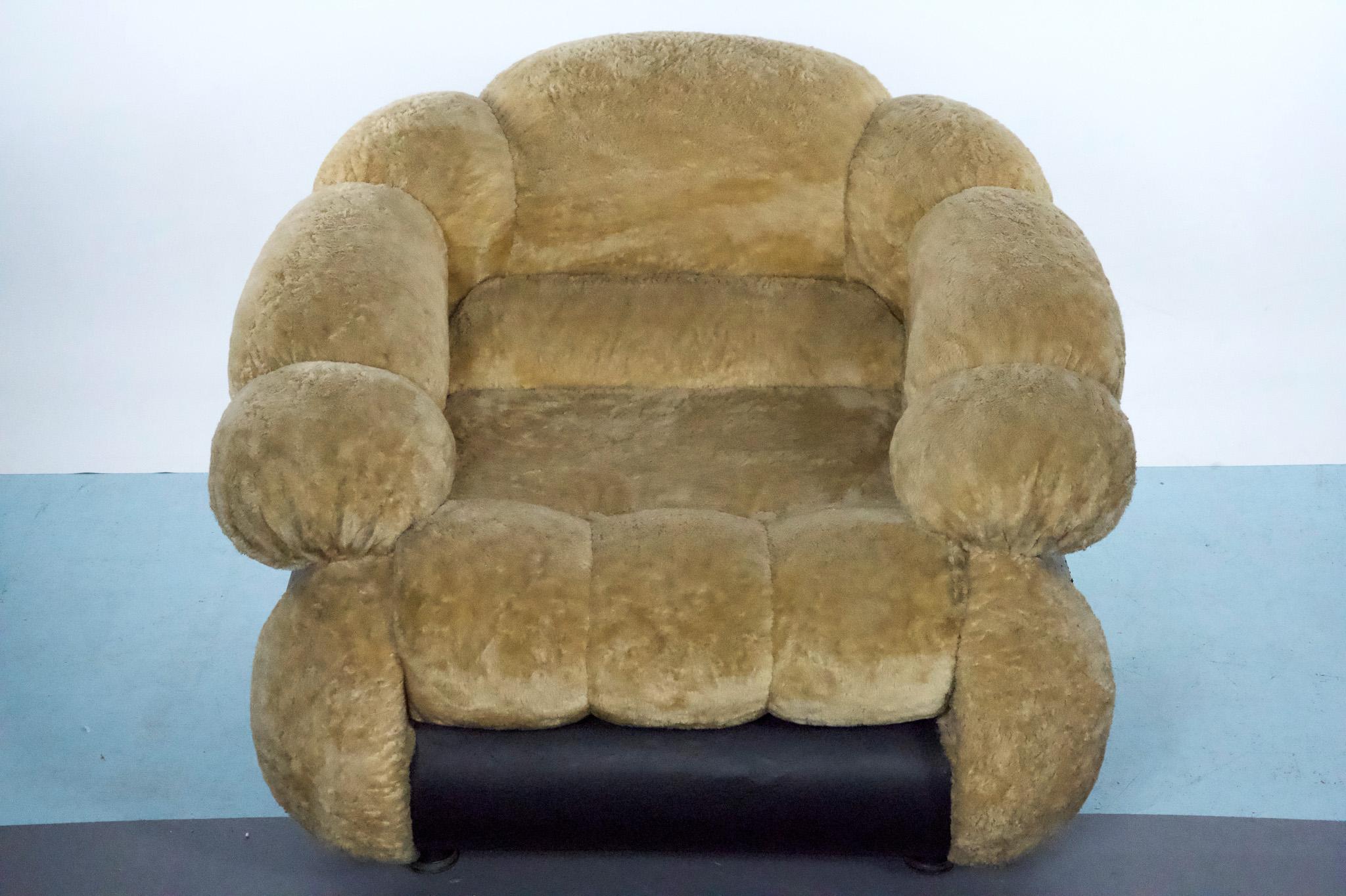 Fauteuil unique de Adriano Piazzesi, ours en peluche crème et cuirette de l'ère spatiale en vente 1