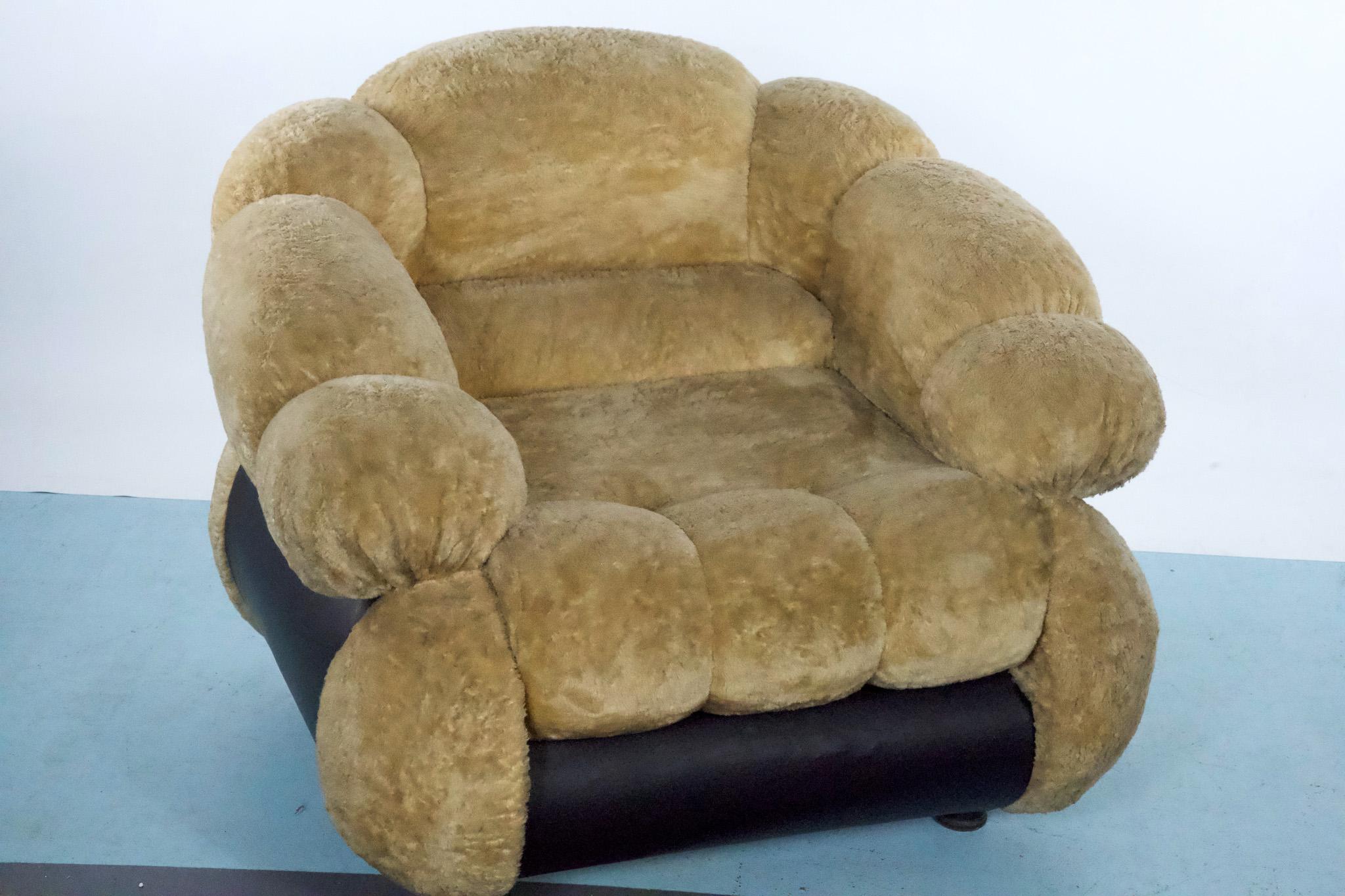 Fauteuil unique de Adriano Piazzesi, ours en peluche crème et cuirette de l'ère spatiale en vente 2