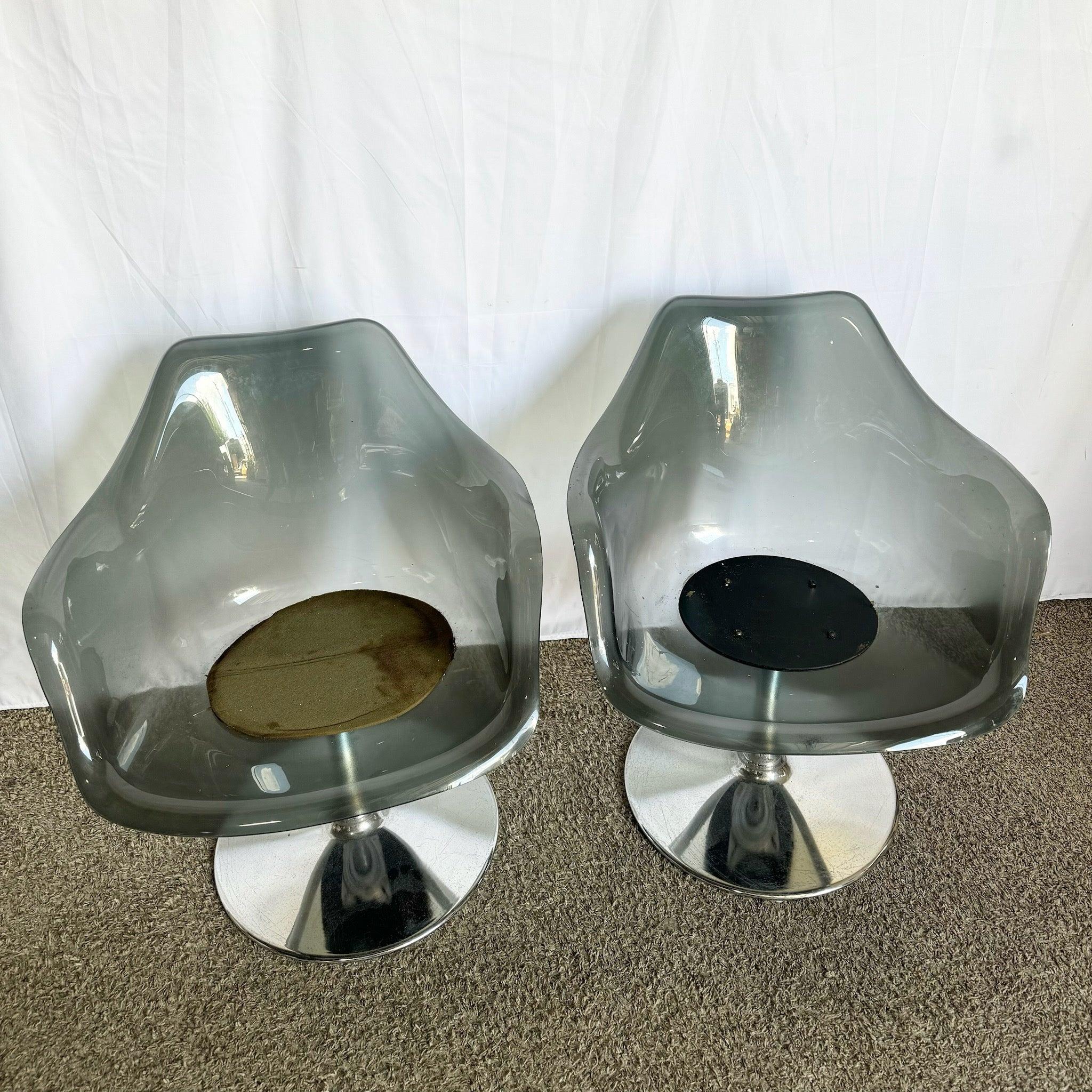 Chaises tulipes en Space AGE - Les coques en Lucite fumé sur des bases chromées créent un effet de flottement avec un confort profilé.
 
 Quelques traces d'usure sur la lucite et des piqûres sur le chrome. Les coussins présentent quelques