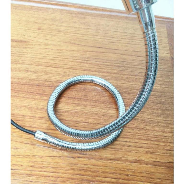 Lampe Space AGE Snake en chrome.

Un classique des années 60/70. La lampe est réglable dans presque toutes les positions grâce au bras tubulaire caractéristique. L'abat-jour est orientable. Contrairement à la plus célèbre des lampes serpent, la Hebi