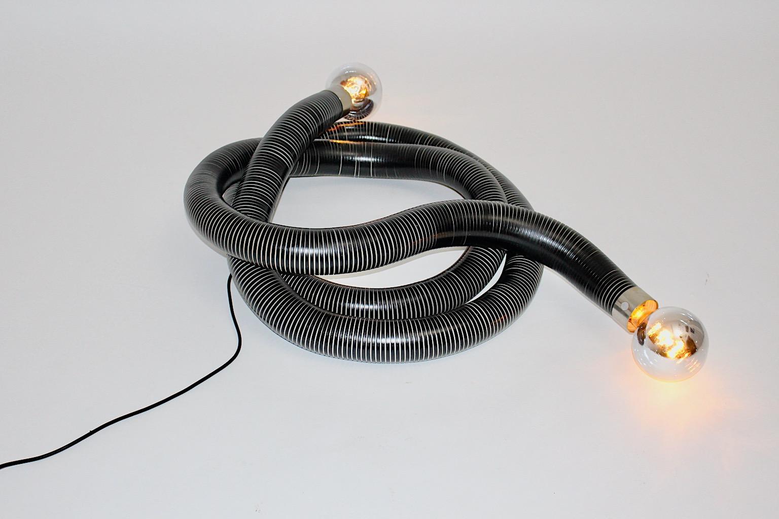 Space Age Snake Flexible Tube Vintage Plastic Metal Floor Lamp, 1960s, Italy In Good Condition For Sale In Vienna, AT