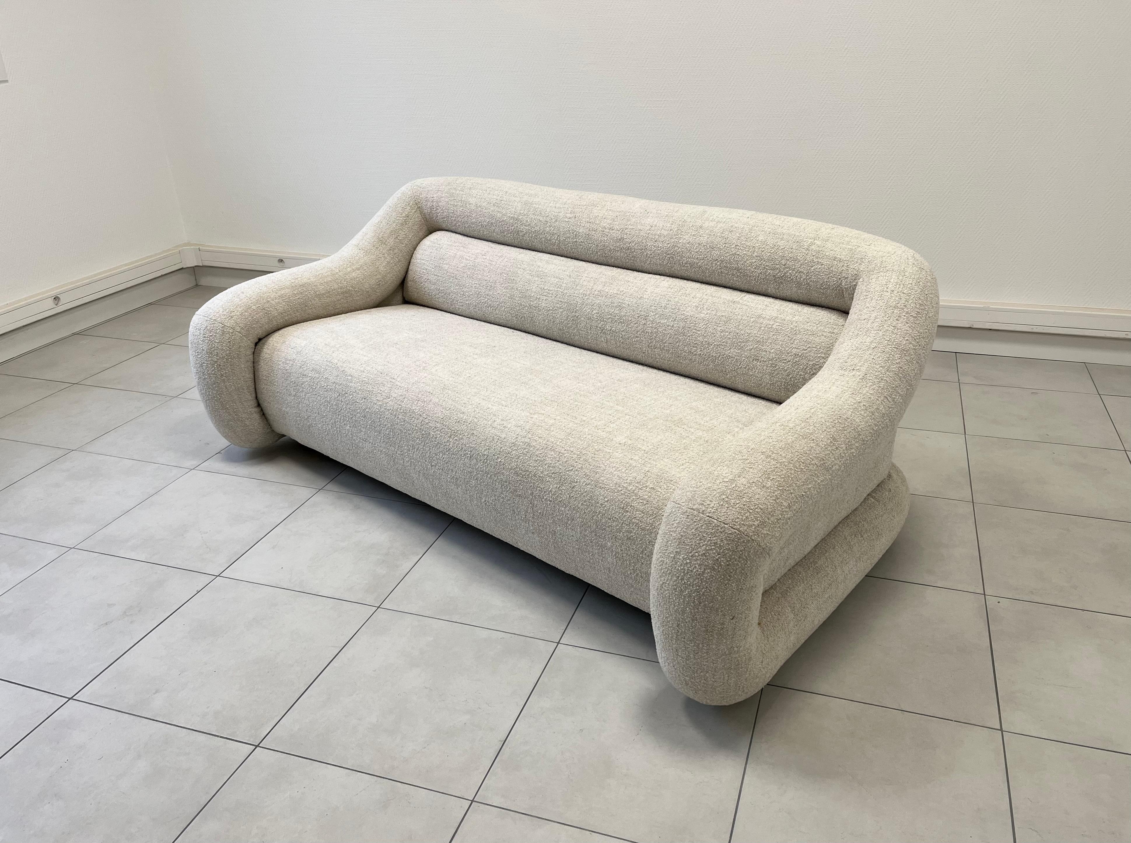 Rare space age sofa by Emilio Guarnacci, Italy circa 1968.
A sculptural drawing, all in curves and volumes, typical of the formal revolution of the late 60s.
This sofa, entirely reupholstered with a very chic fabric , embodies the Italian elegance