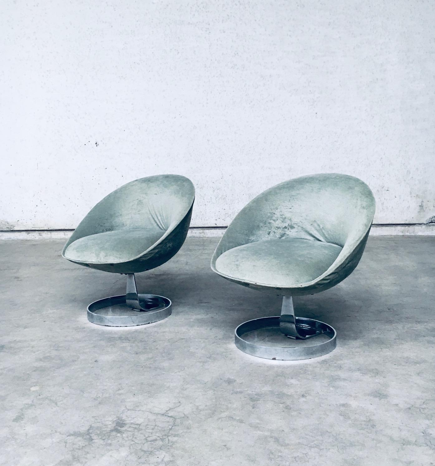 Vintage Midcentury Modern French Space Age Atomic Design 'SPHERE POD' Lounge Chair set of 2. Made in France, 1960's period. Dans le style de Boris Tabacoff. Base et nacelle en métal chromé avec tissu recouvert de vert gris. Un ensemble de chaises