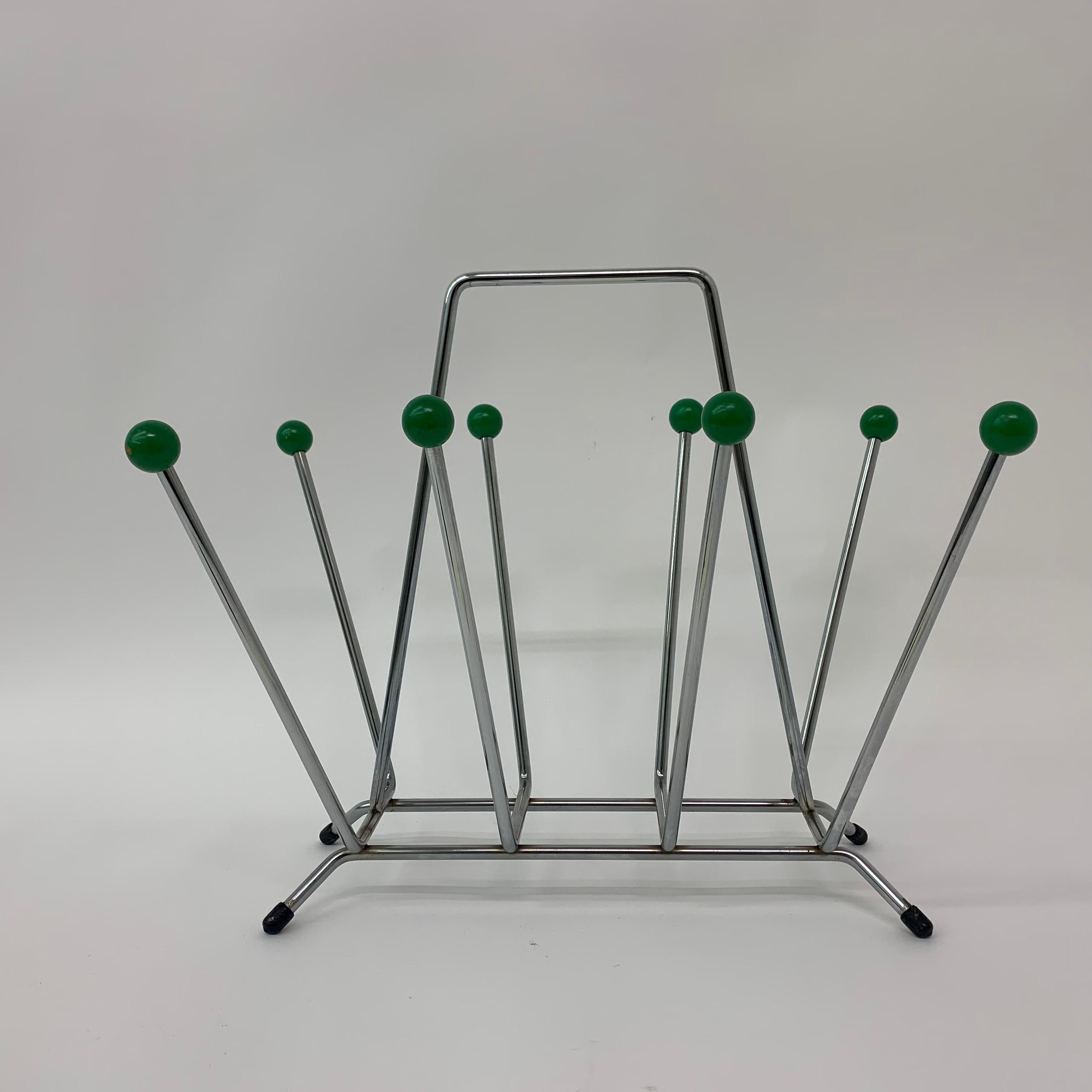 Portarevistas atómico Sputnik de la era espacial , años 70

Gran pieza vintage en buen estado las bolas tienen algunos daños en la pintura.
Dimensiones: 41 cm ancho, 26 cm fondo, 35 cm alto
Periodo: 1970's
Material: Metal, Madera
Color: Plata, Verde