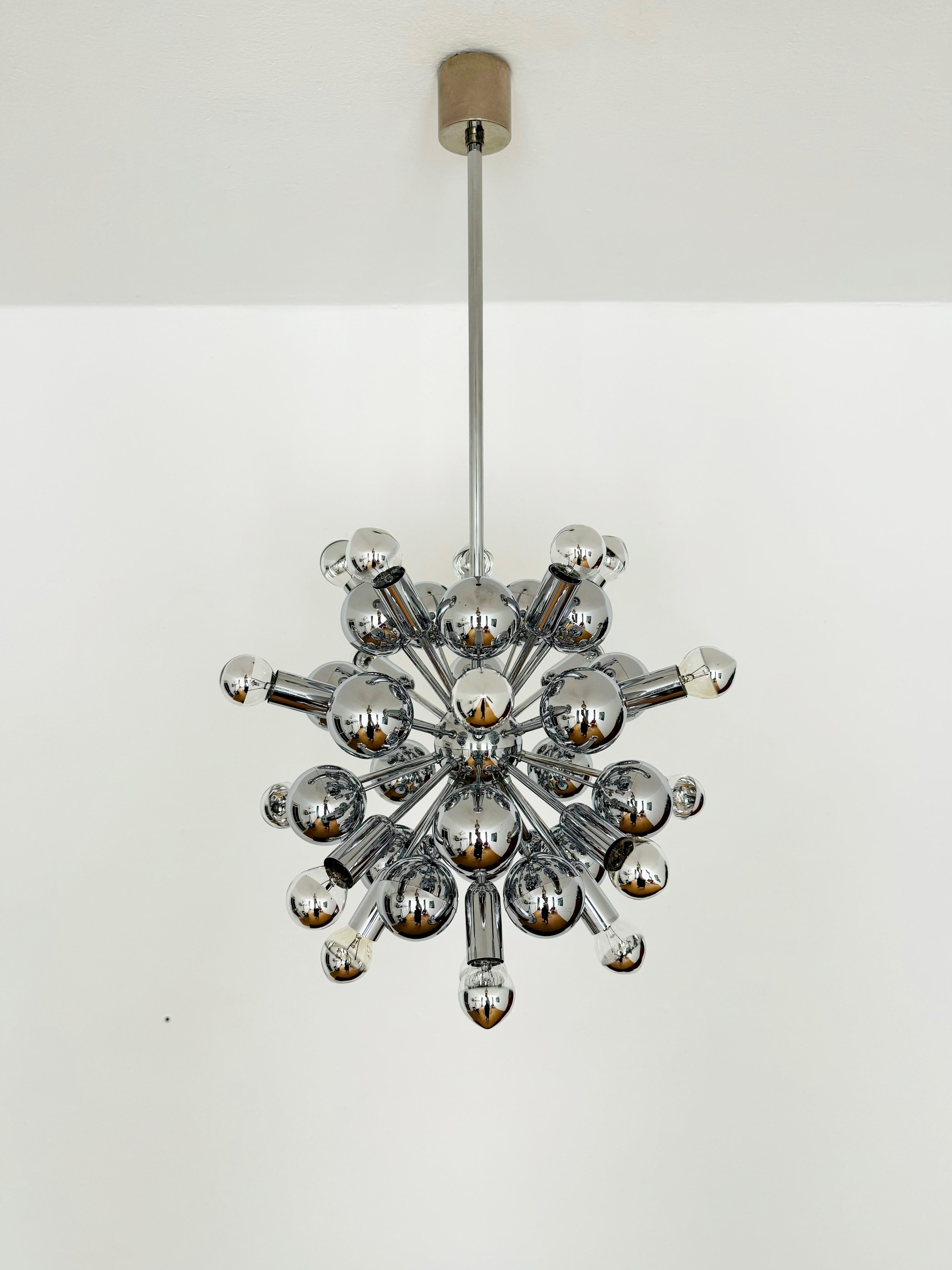 Très rare lustre Sputnik des années 1960.
Très haute qualité et exécution massive.
Un enrichissement pour chaque foyer.
Le design/One crée un jeu de lumière passionnant et ardent.

Fabricant : Frères Cosack

Condit :

Très bon état vintage avec de