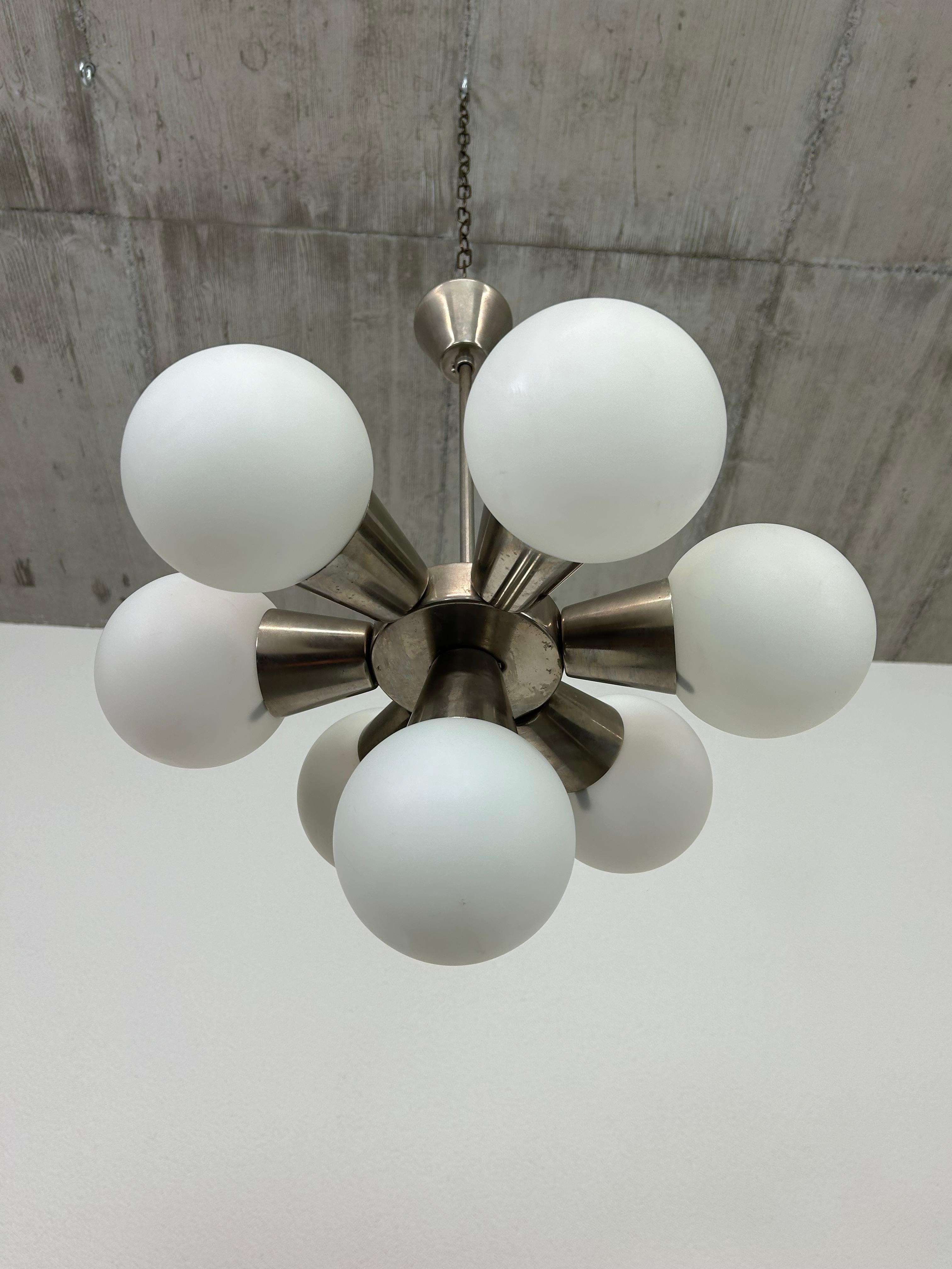 Lustre Sputnik de l'ère spatiale en très bon état.