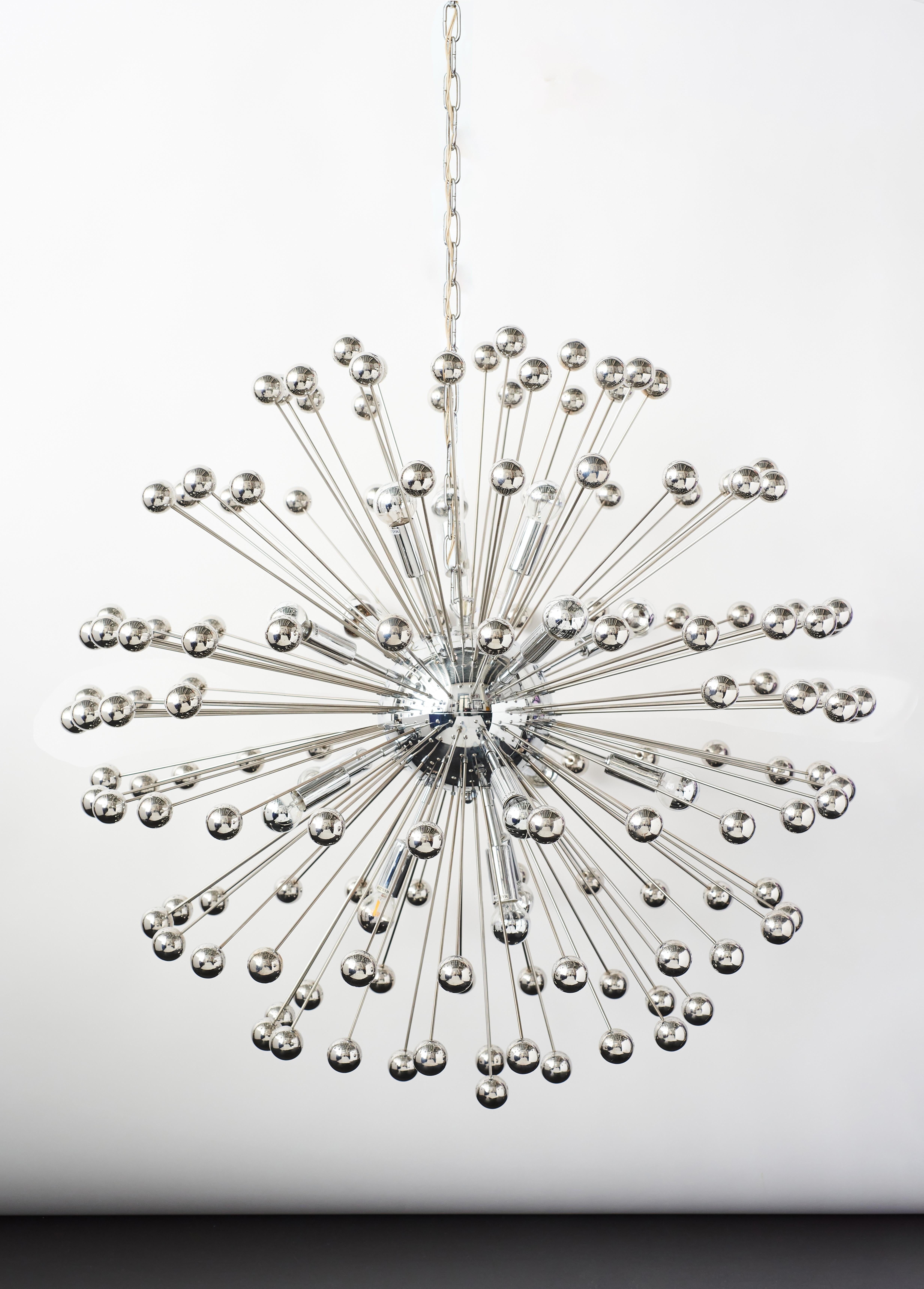 Midcentury Sputnik chandelier with 90cm diameter and 15 light bulbs.
Very good condition.
