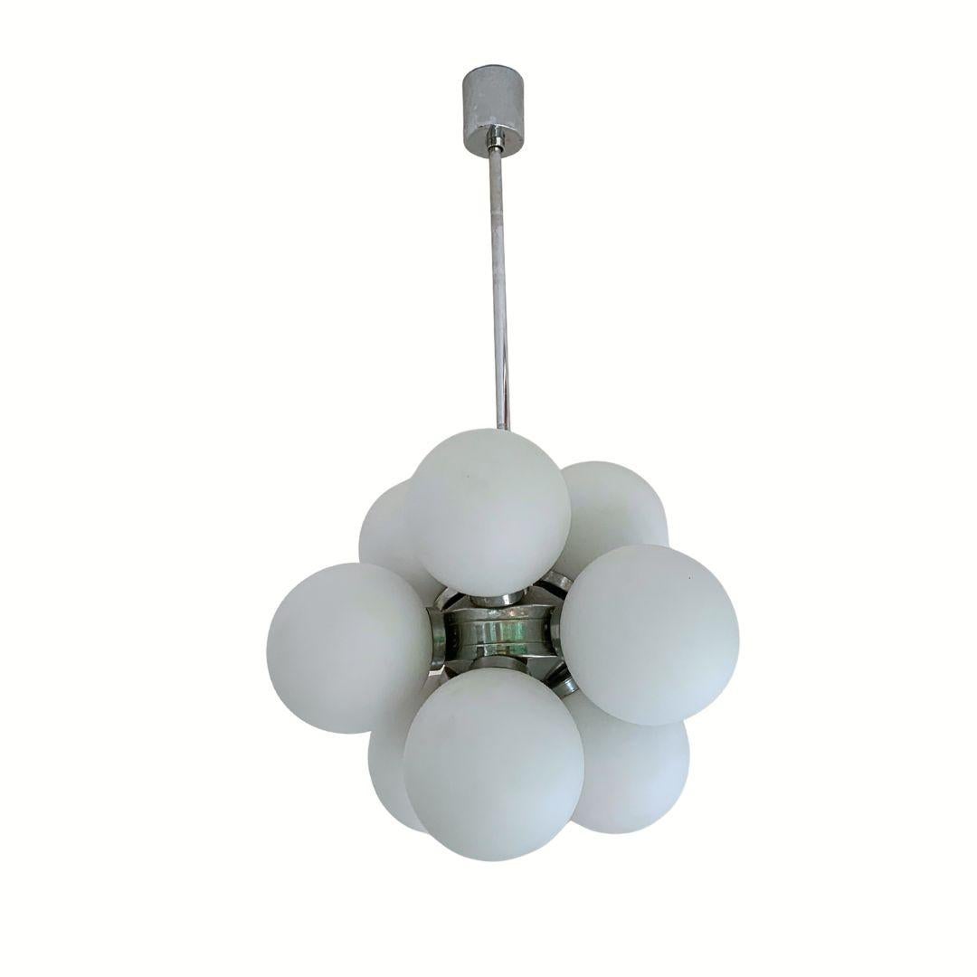 Una lámpara realmente llamativa de los años 70. Se parece a una lámpara Sputnik, pero sin los largos brazos extensibles, podría compararse perfectamente con un racimo de uvas o una nube ligera y aireada. Una pieza única con tonos en perfecto estado.