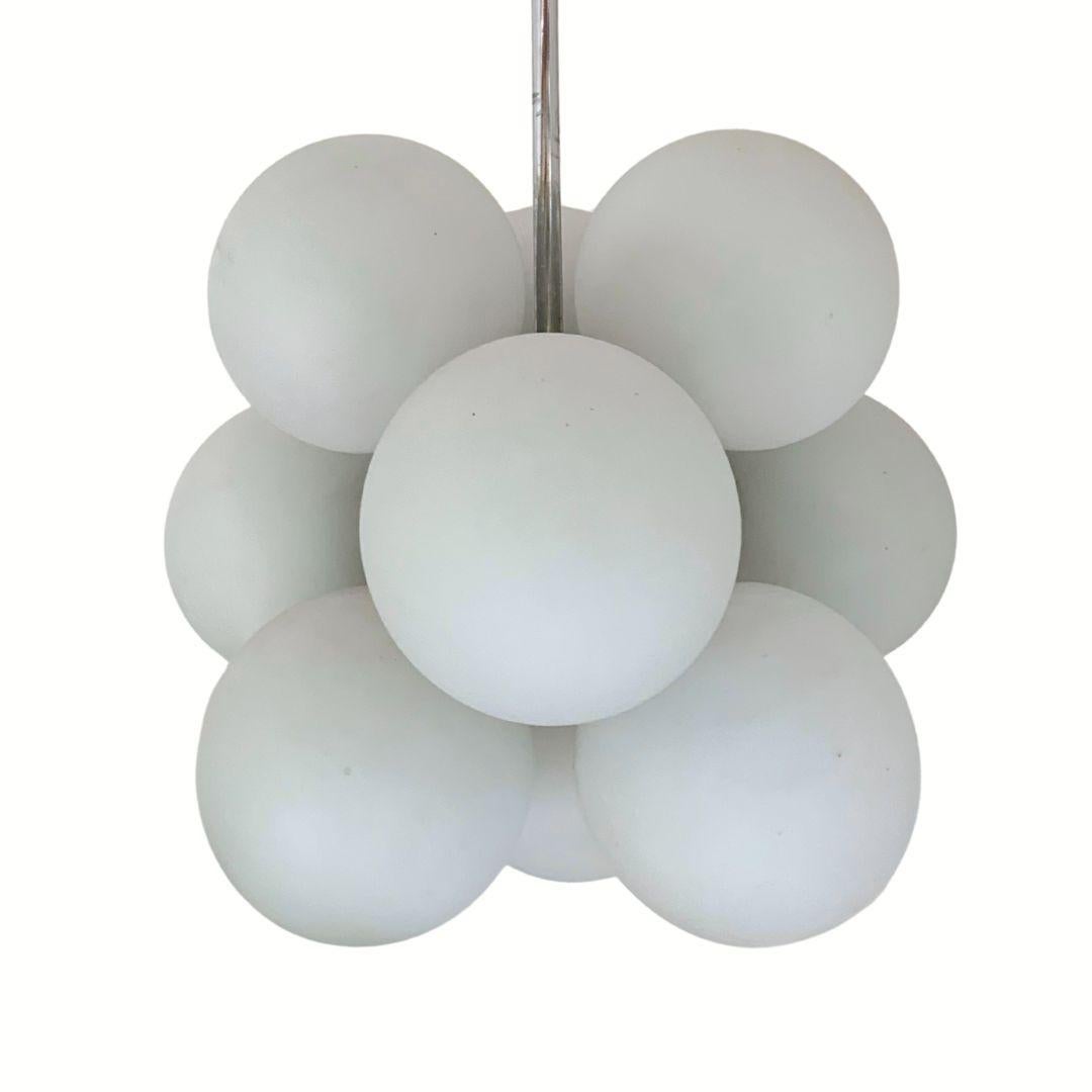 Araña Sputnik de la Era Espacial con 8 Globos de Cristal de los años 60 mediados del siglo XX en venta