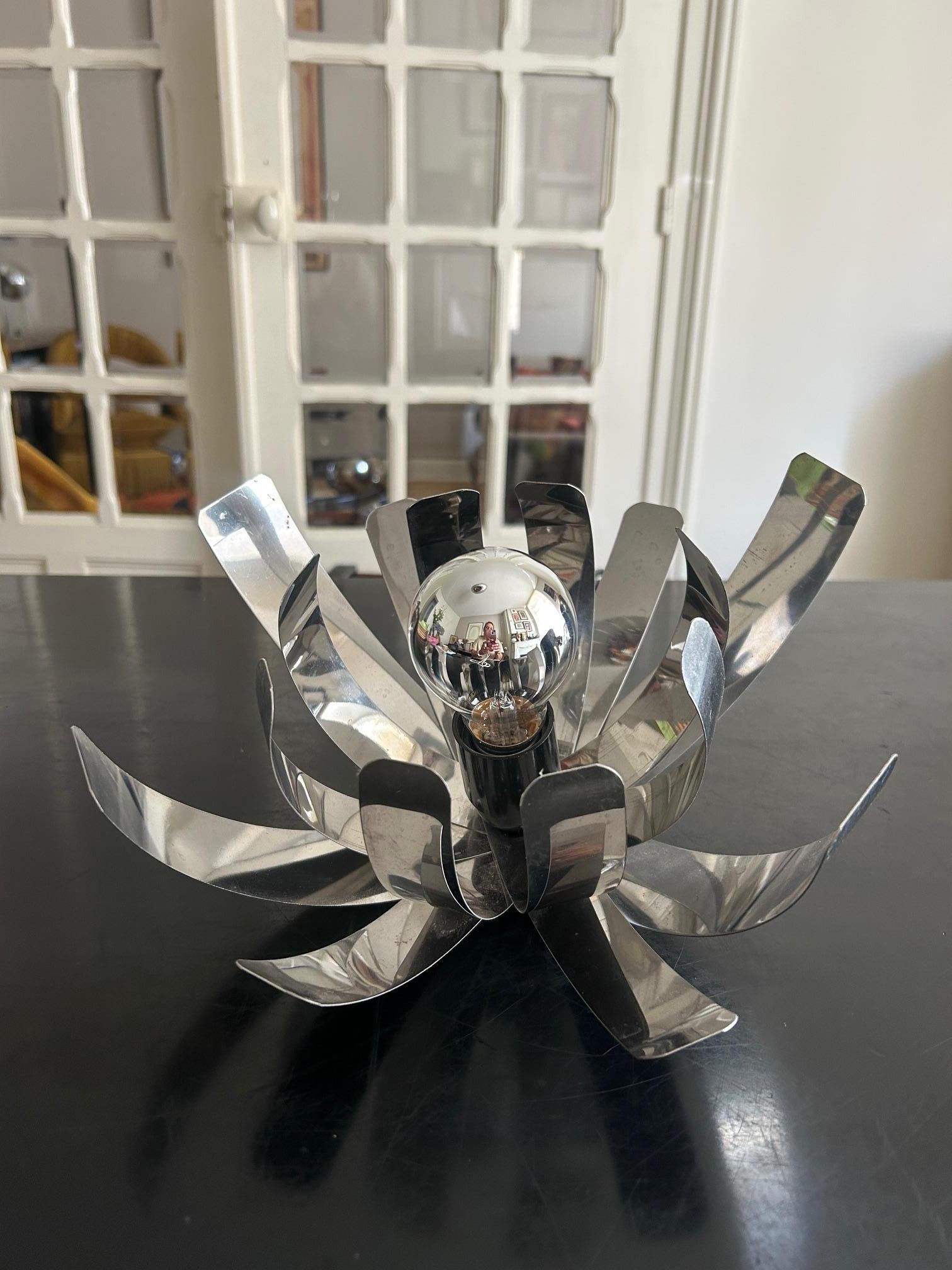 verchromte Tischleuchte mit beweglichen Metallblättern, die in die Form Ihrer Wahl gebracht werden können.
