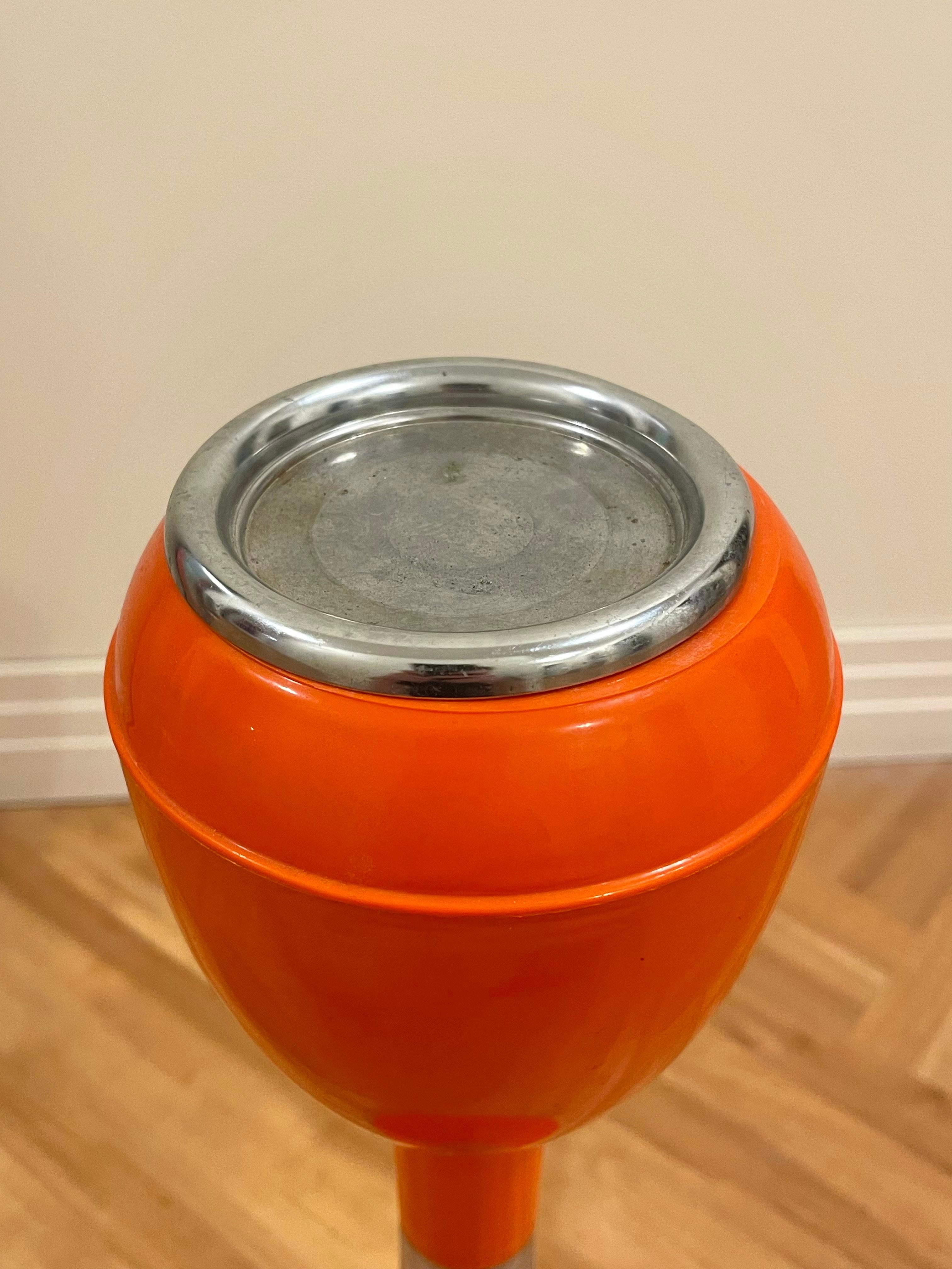 Italian space age standing ashtray in orange plastic. Perfect for outdoors. Good condition, no chips or cracks only minor scuffing.
