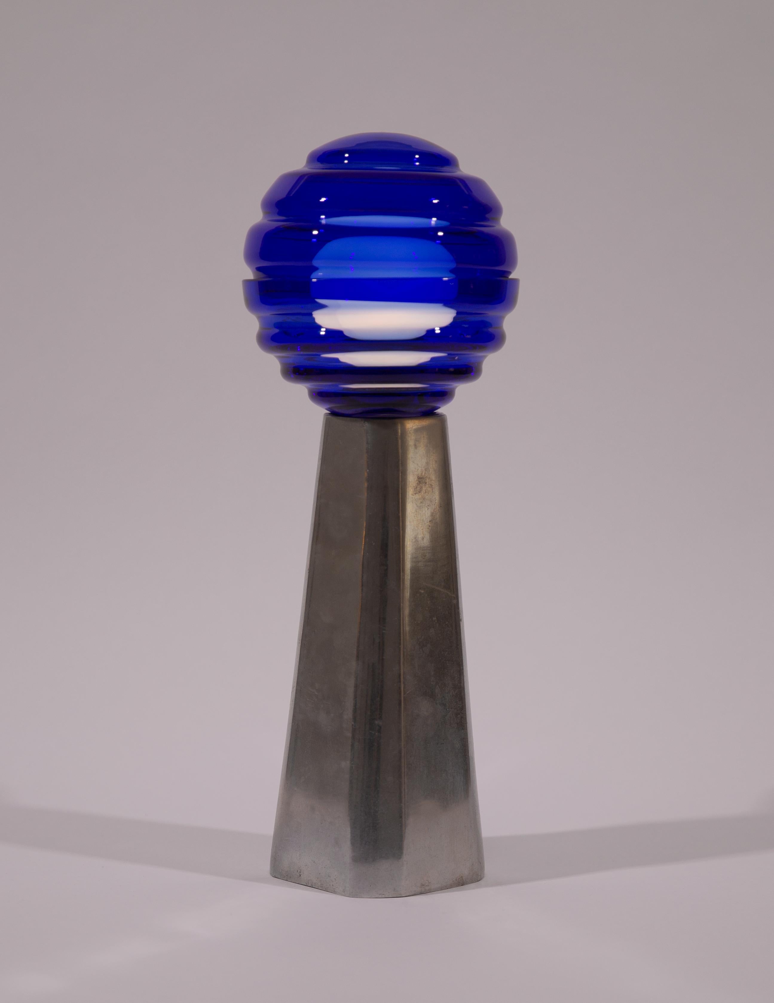 Ère spatiale A Space Steel Blue Glass Lampe de table contemporaine par Nusprodukt en vente