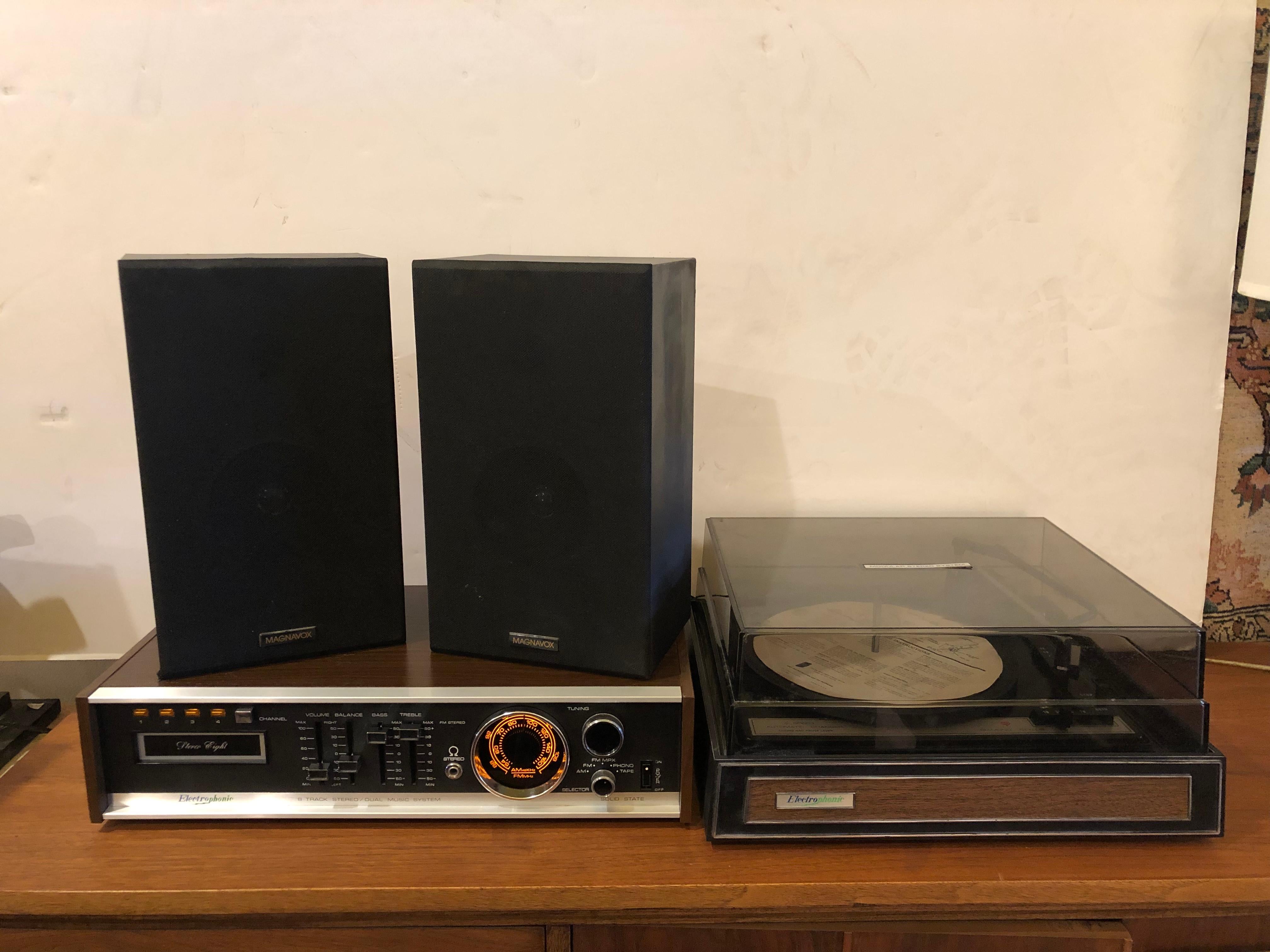 Cool and unique design stereo system , with 2 magnavox speakers great condition and sound the turntable its like new condition very light use the speakers don't belong to the piece but bring good sound, the radio dial looks spectacular when lighted.