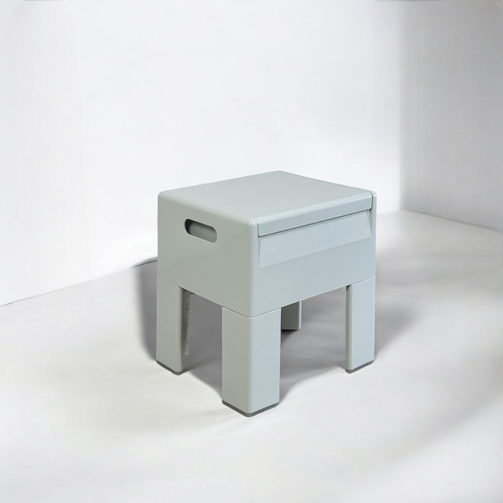 Entrez dans l'ère iconique de l'ère spatiale avec ce tabouret vintage conçu par Olaf Von Bohr et fabriqué par Gedy en Italie dans les années 1960. Incarnant les principes de design géométrique et minimaliste de l'époque, ce tabouret bas est fabriqué