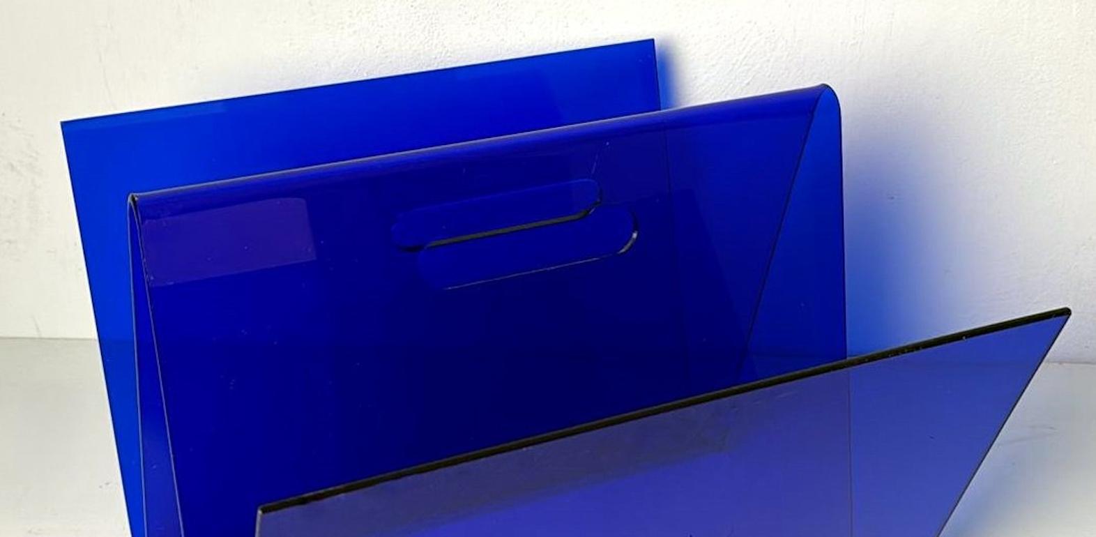 Estilo de la Era Espacial  Revistero italiano de plexiglás azul en venta 2