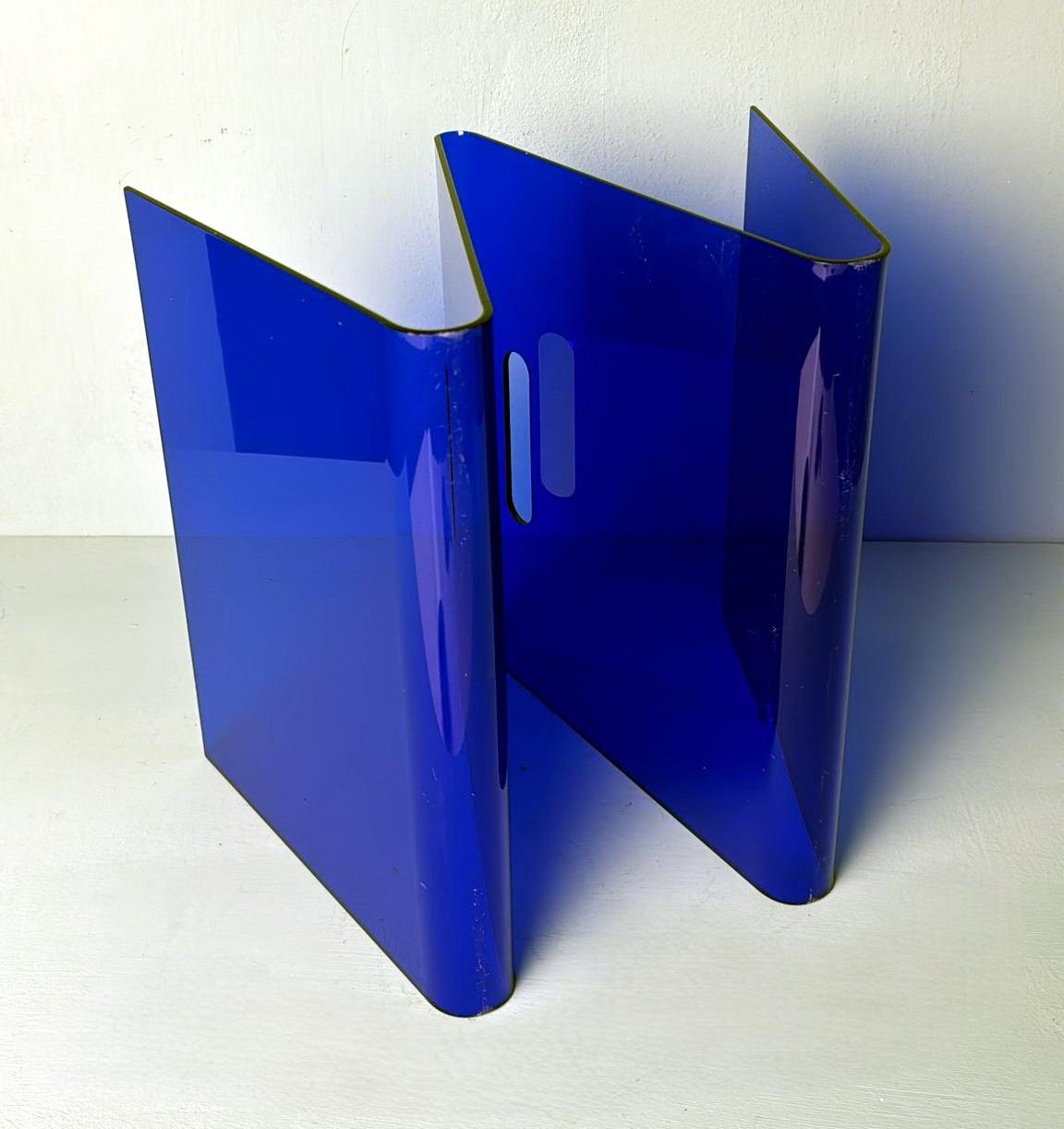 Estilo de la Era Espacial  Revistero italiano de plexiglás azul en venta 3